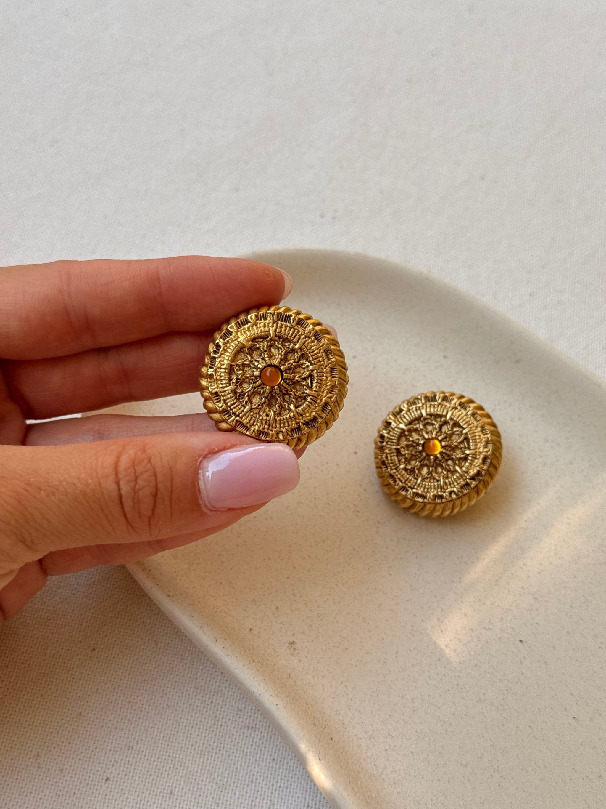 Boucles d’oreilles vintage - Centre floral sculpté
