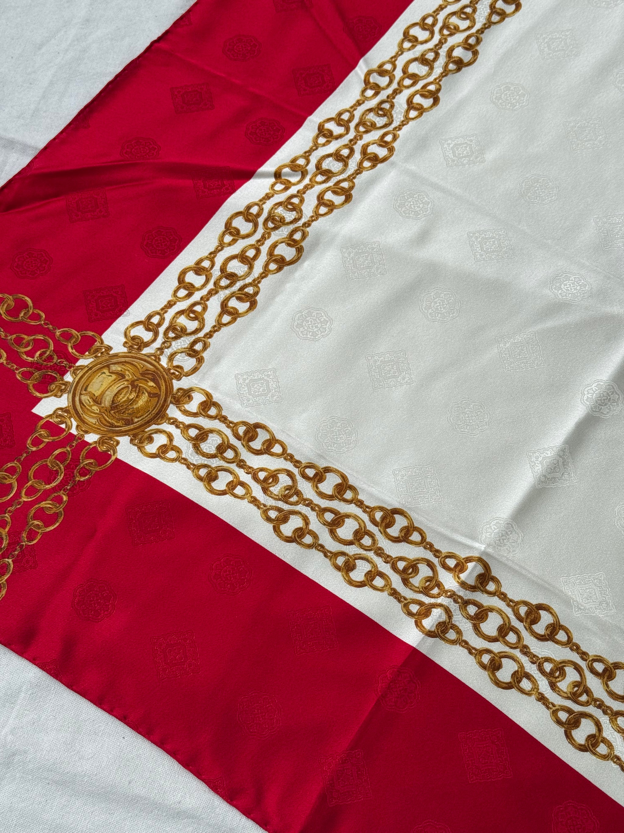 Foulard Chanel - Modèle rouge et blanc avec chaînes dorées