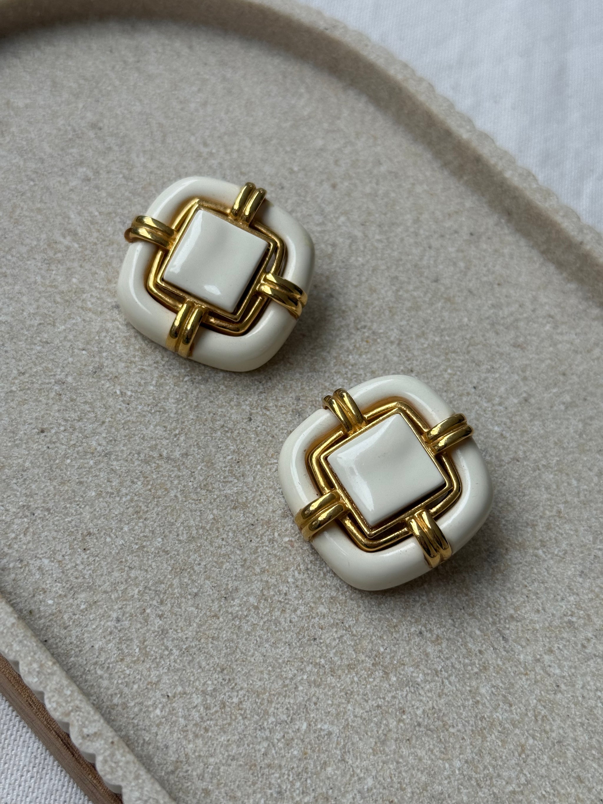 Boucles d’oreilles vintage - Résine blanche et métal doré