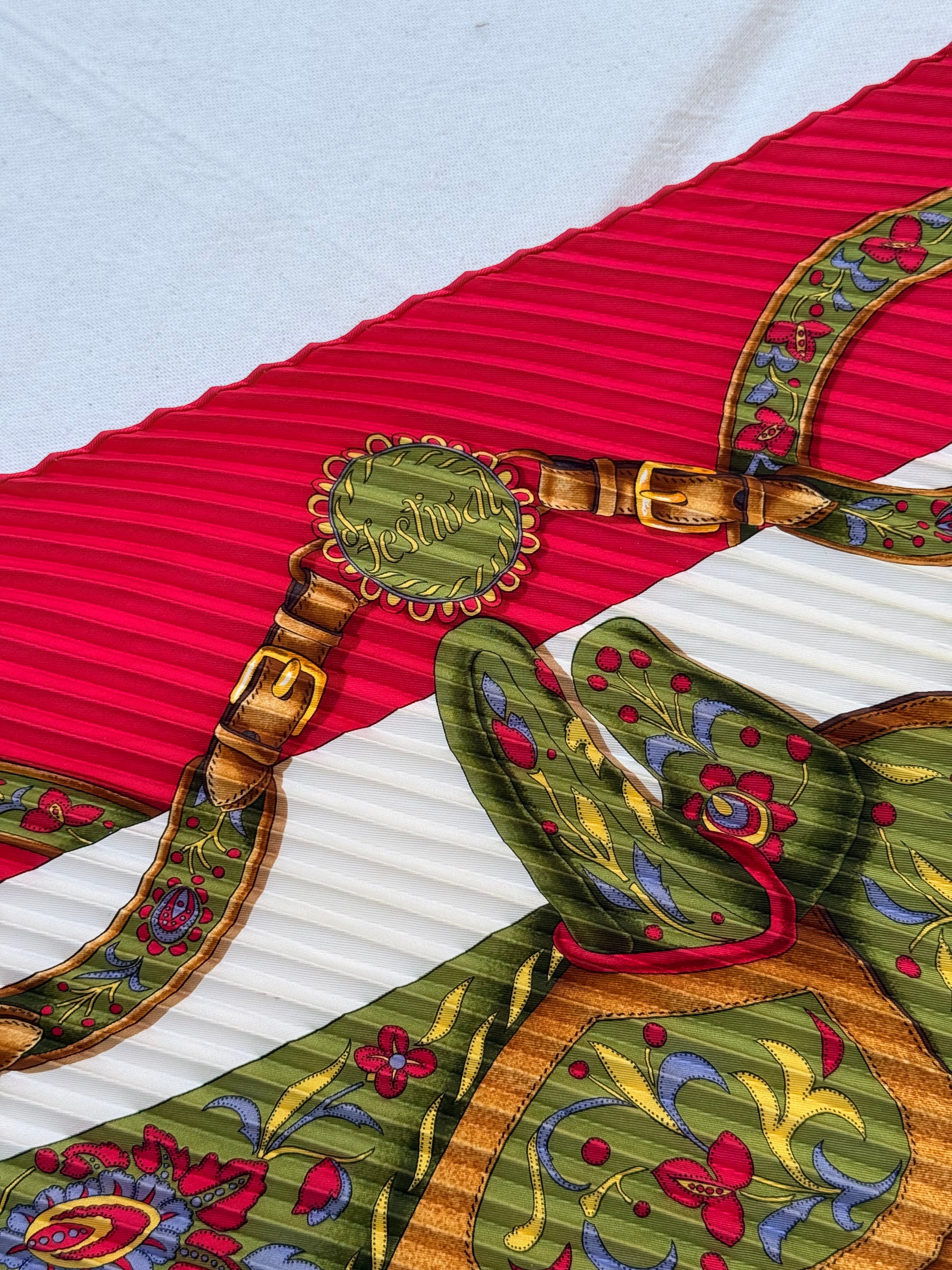 Foulard Hermès plissé – Modèle Festival