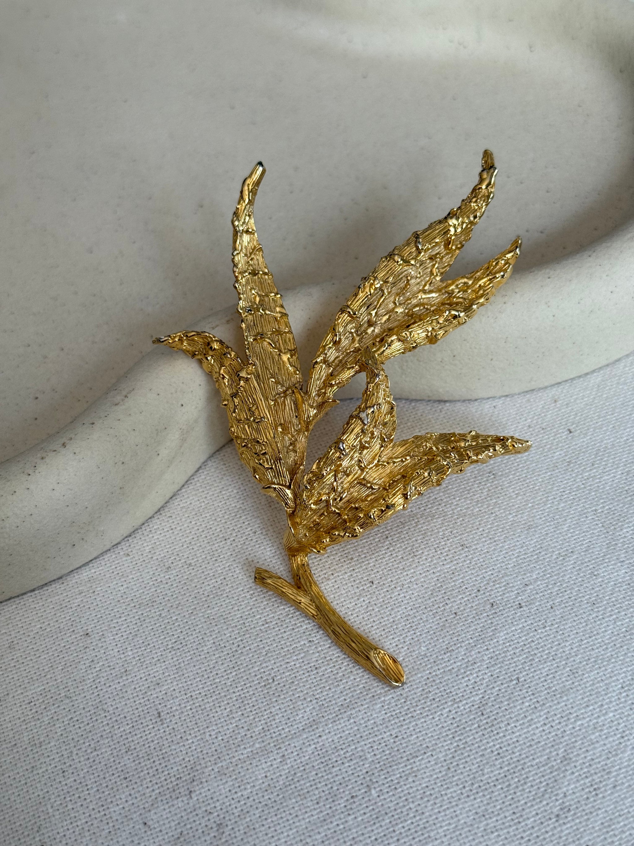 Broche Sphinx vintage - Feuillage doré texturé