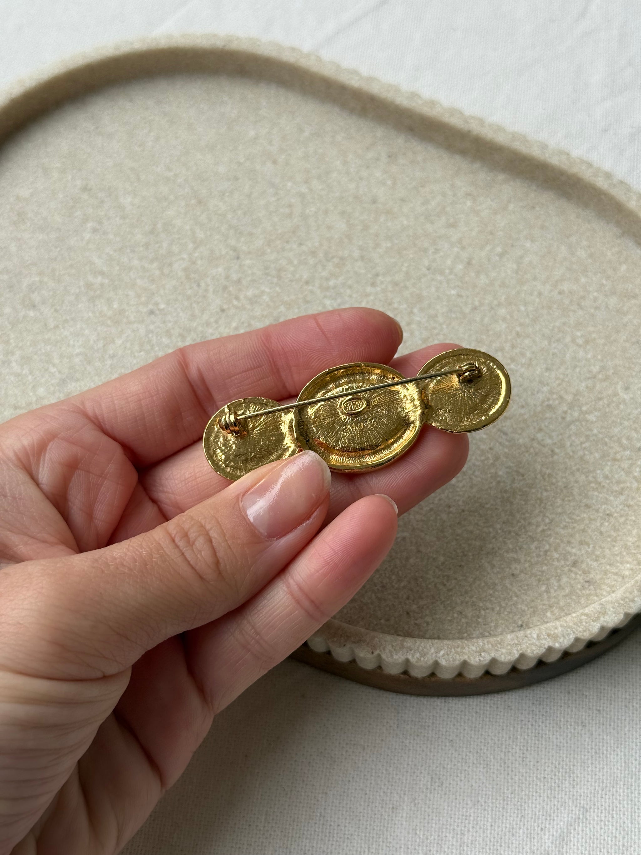 Broche Sphinx vintage - Allongée dorée et perles