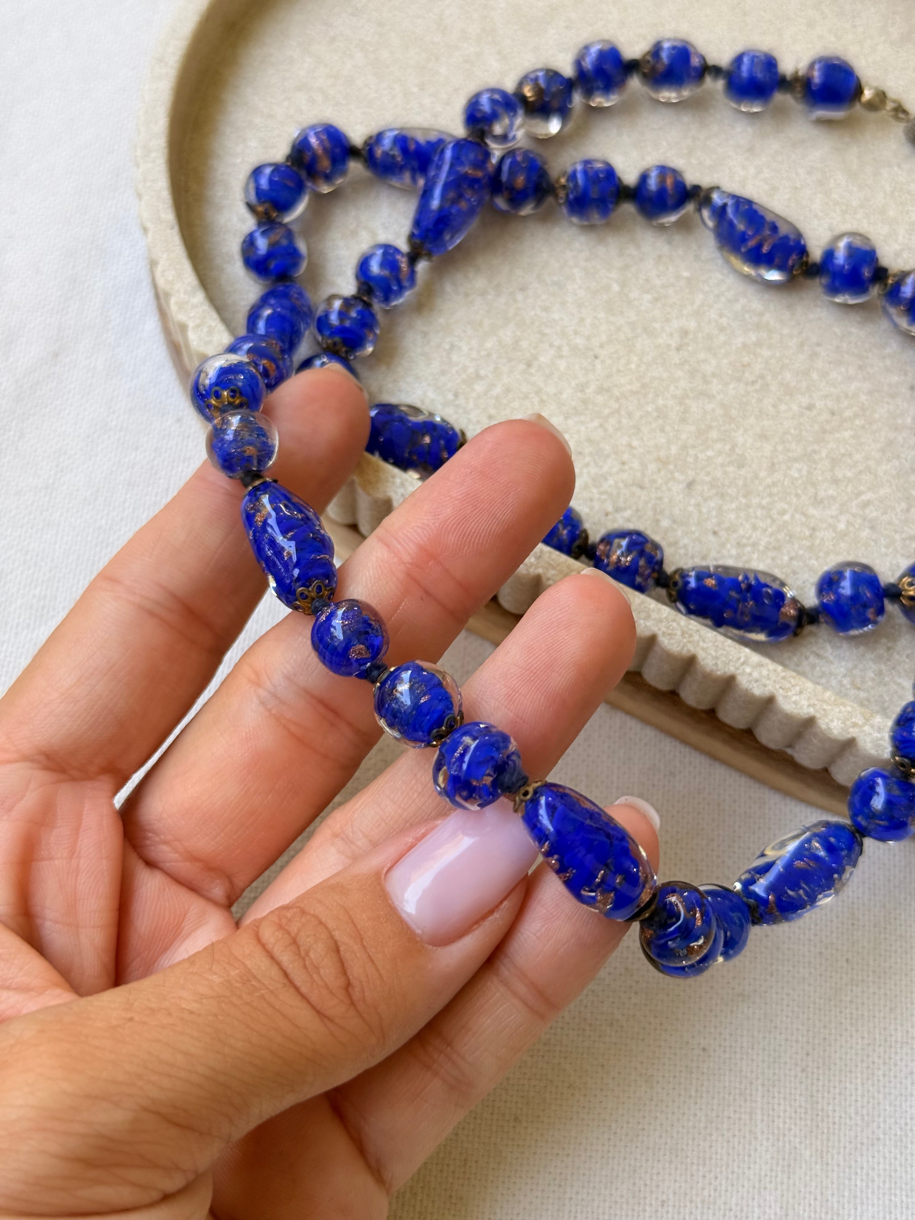 Collier vintage - En pâte de verre bleu roi
