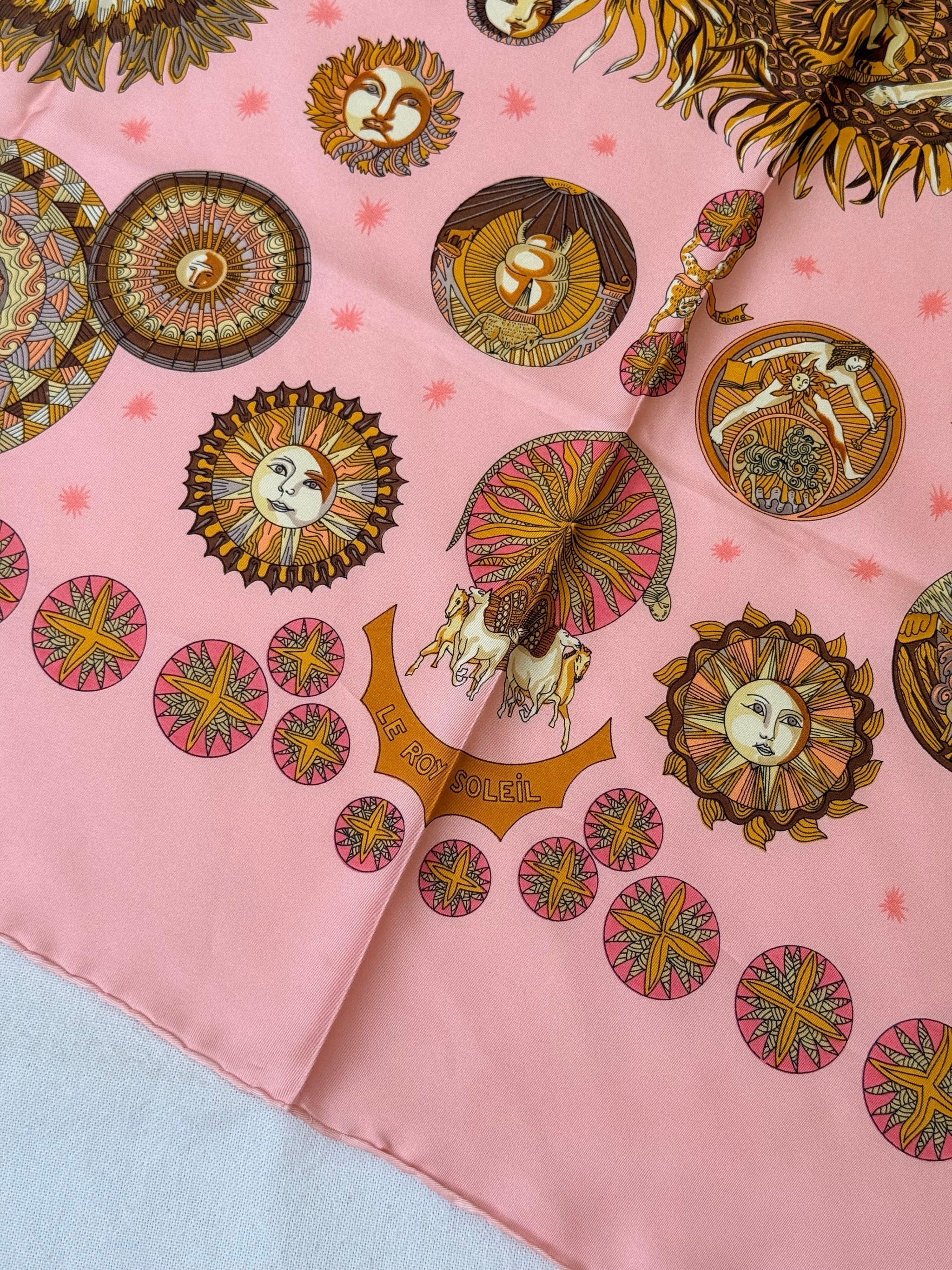 Foulard Hermès – Modèle Le Roy Soleil