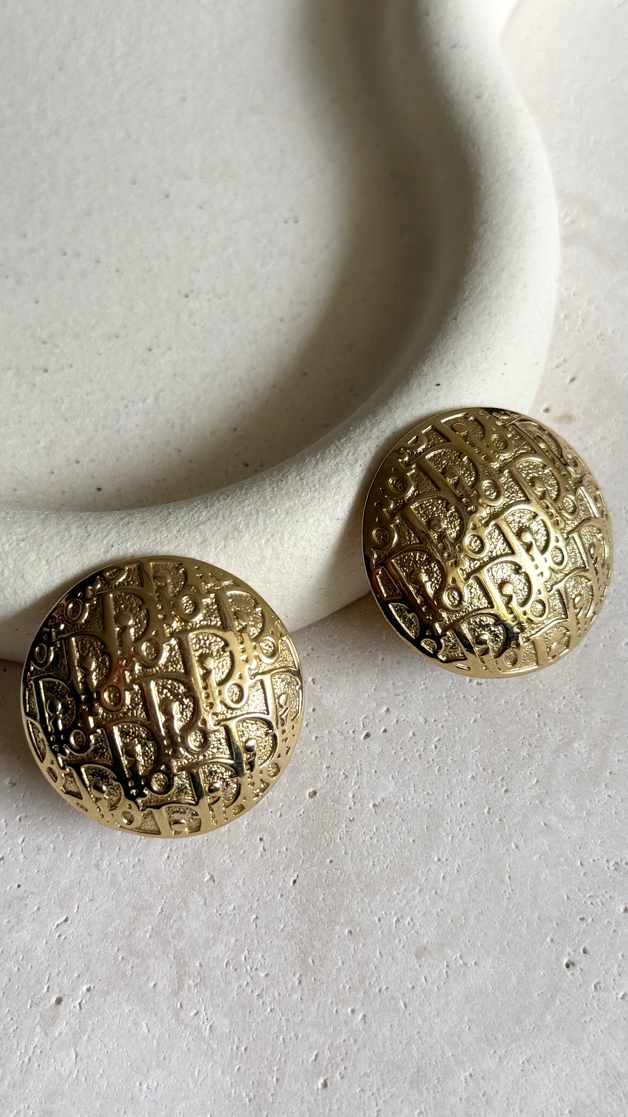 Boucles d’oreilles Christian Dior vintage - Rondes monogrammes CD