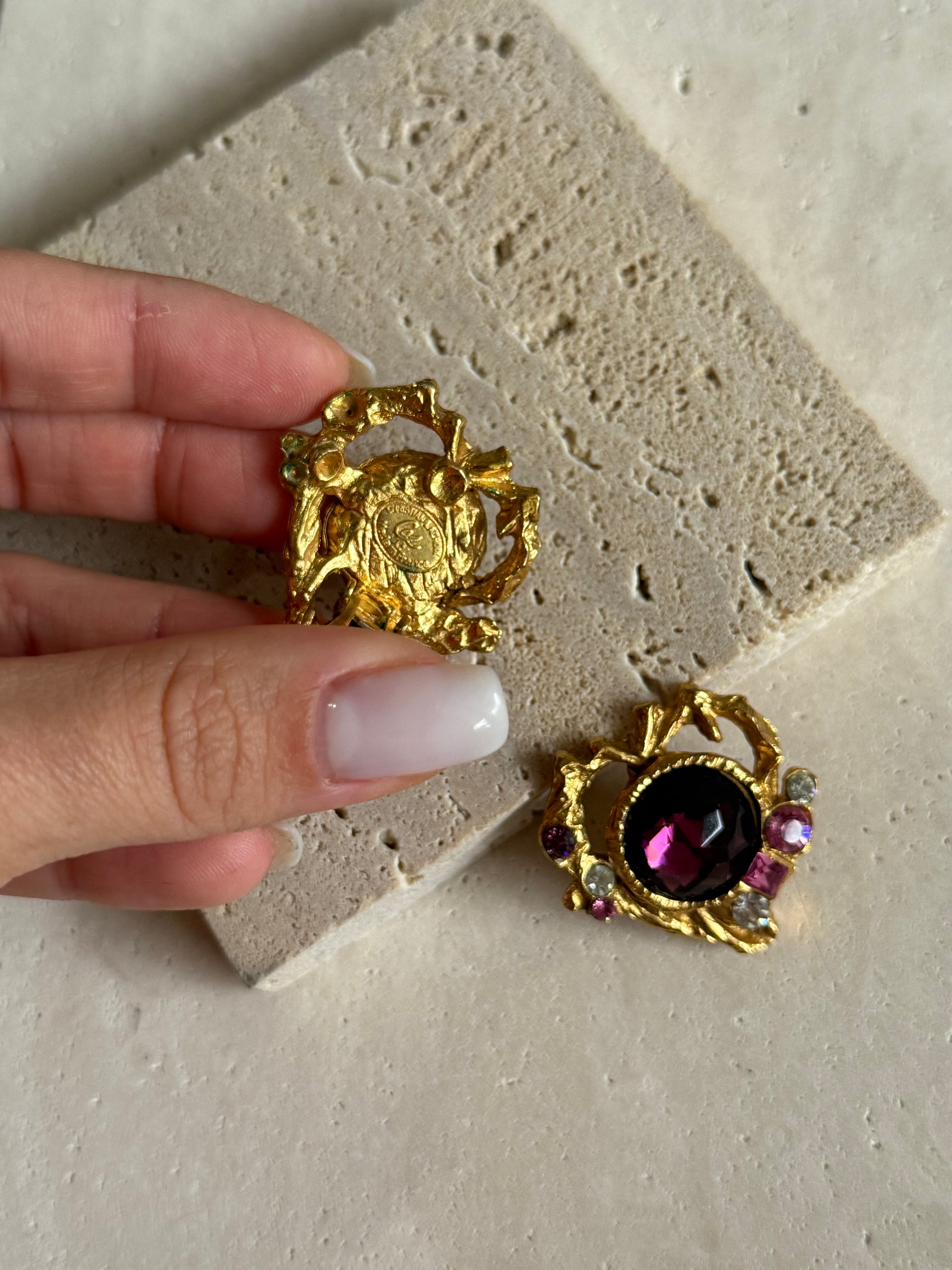 Boucles d'oreilles Christian Lacroix - Coeurs strass violets et roses