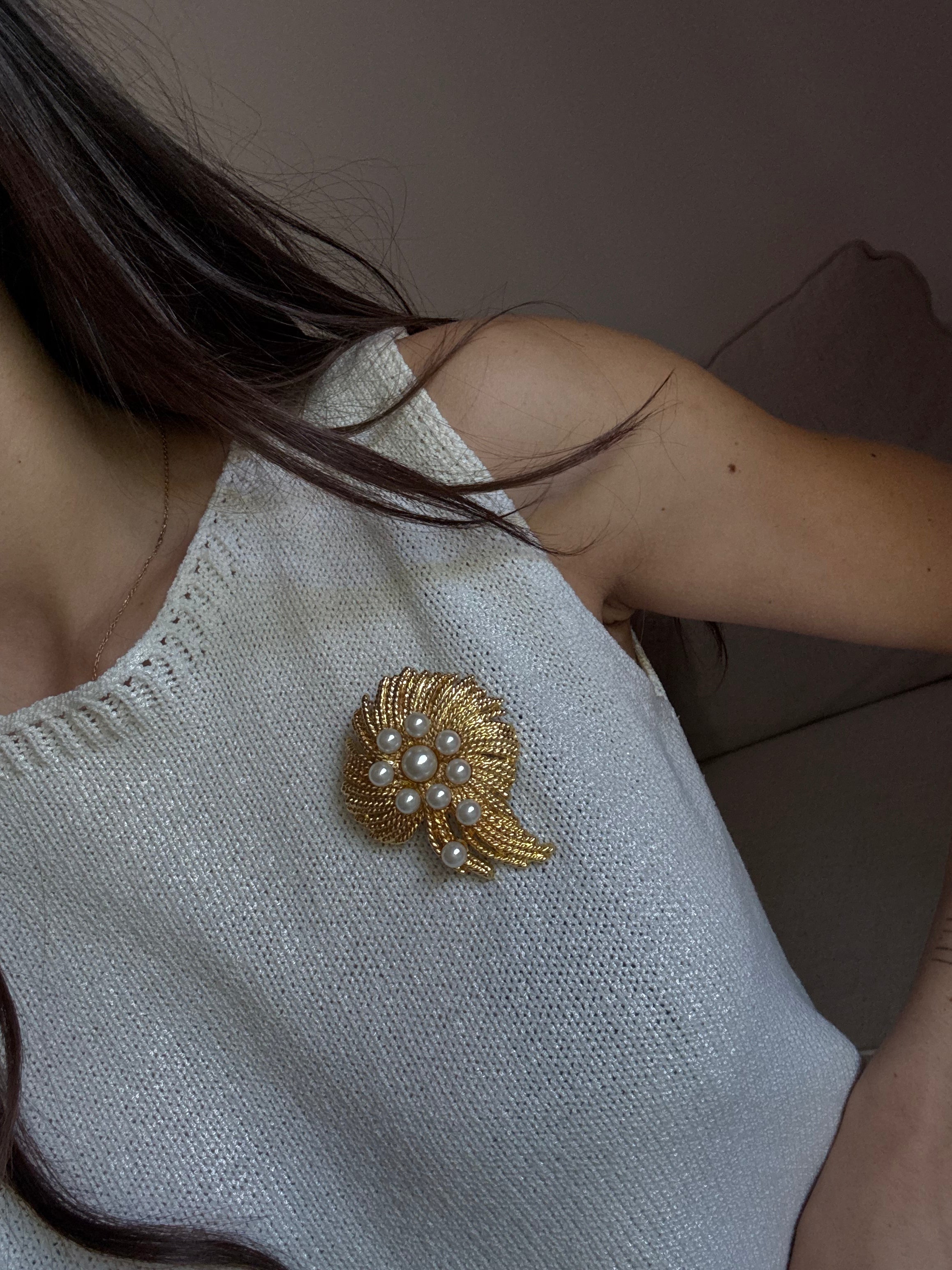 Broche dorée et perles fantaisies vintage