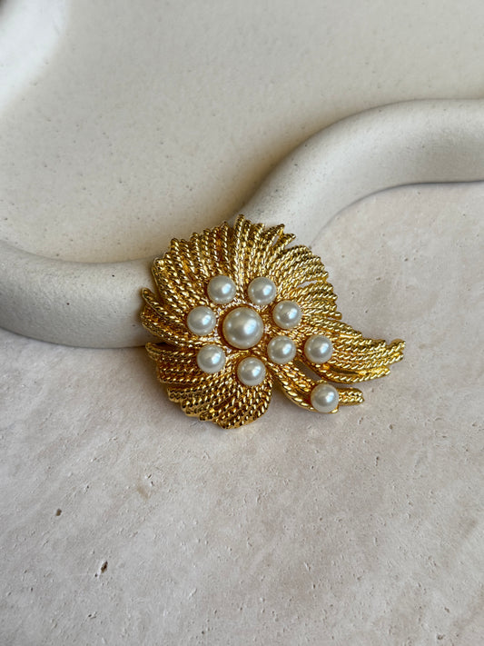 Broche dorée et perles fantaisies vintage