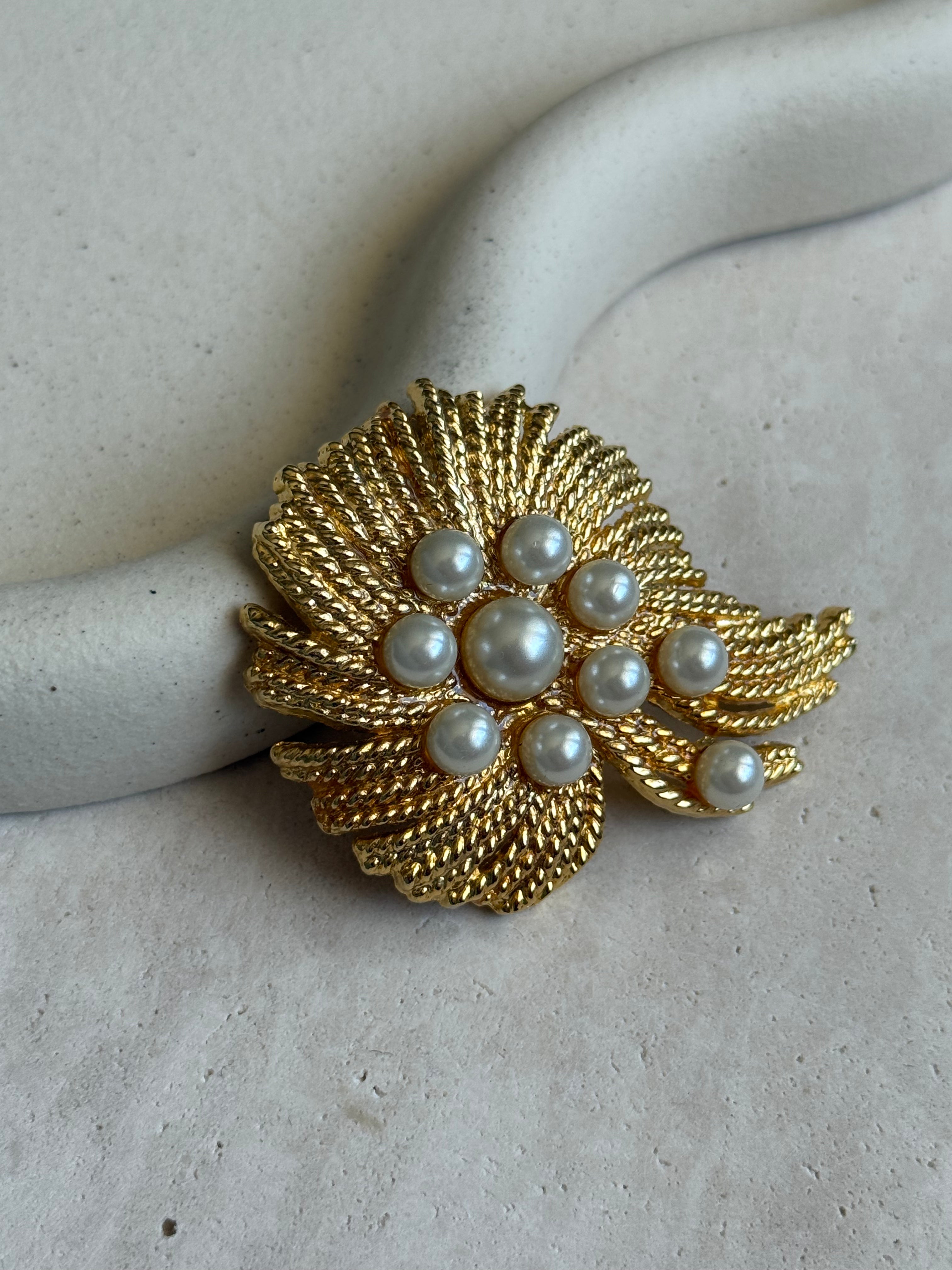 Broche dorée et perles fantaisies vintage
