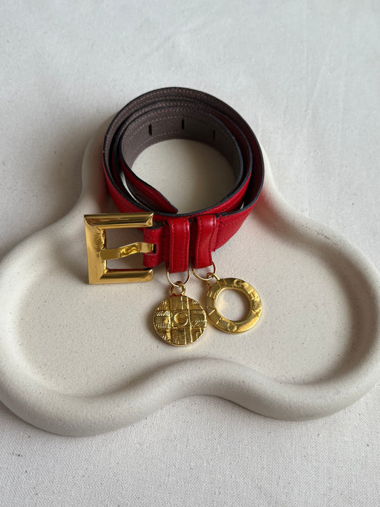 Ceinture Givenchy vintage - Cuir rouge et médaillon doré