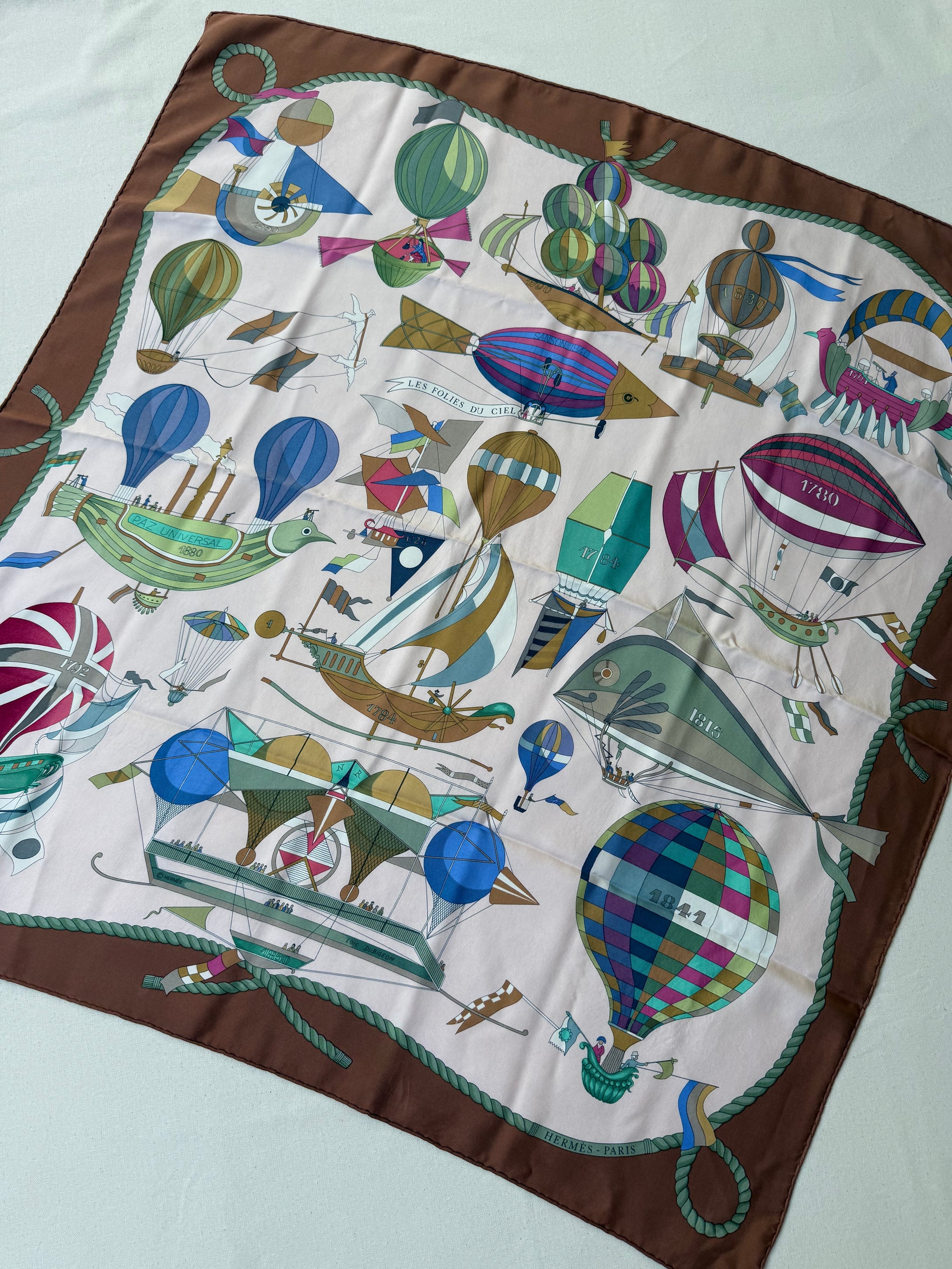 Foulard Hermès – Modèle Les Folies du Ciel