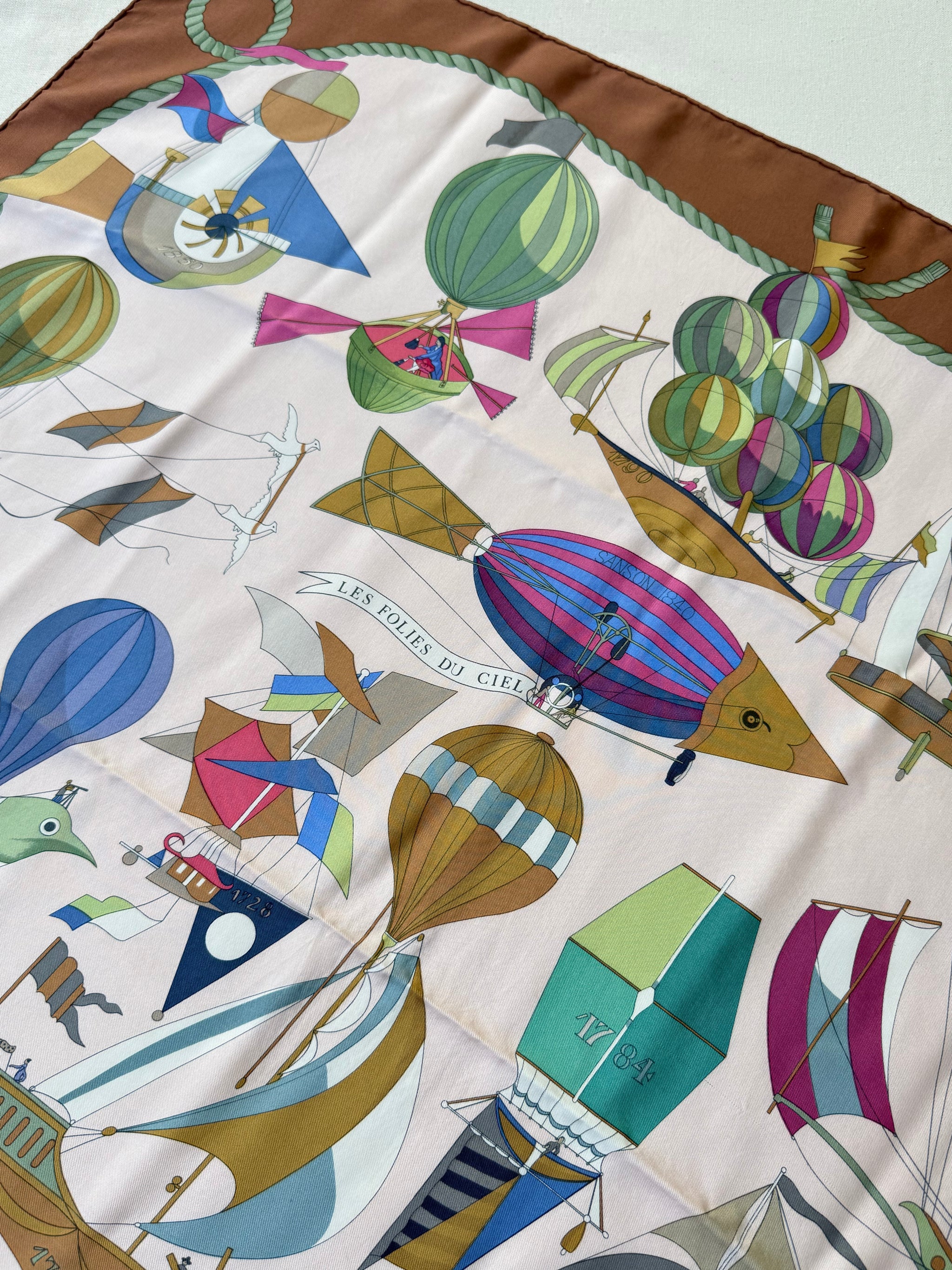 Foulard Hermès – Modèle Les Folies du Ciel