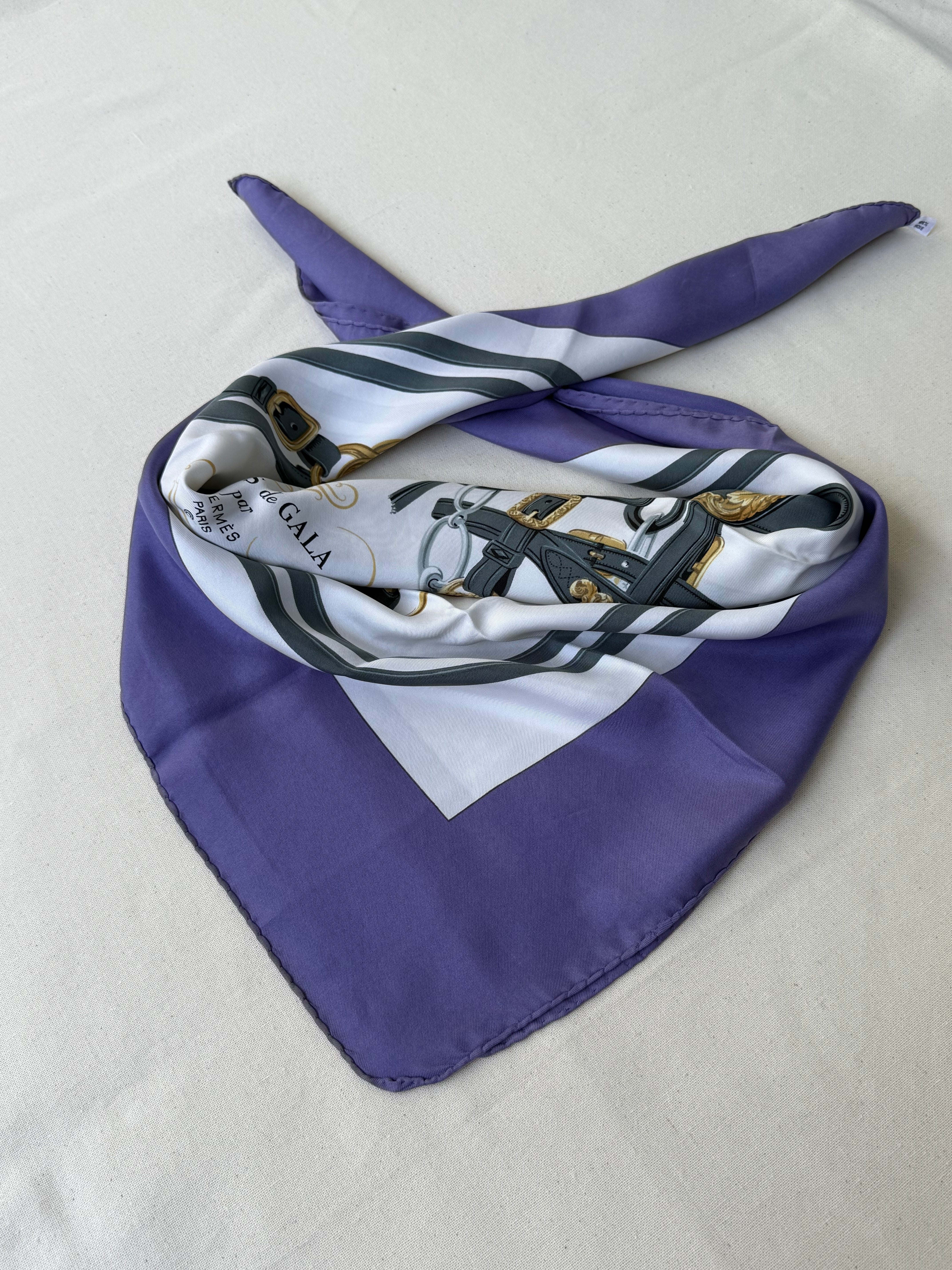 Foulard Hermès – Modèle Brides de Gala