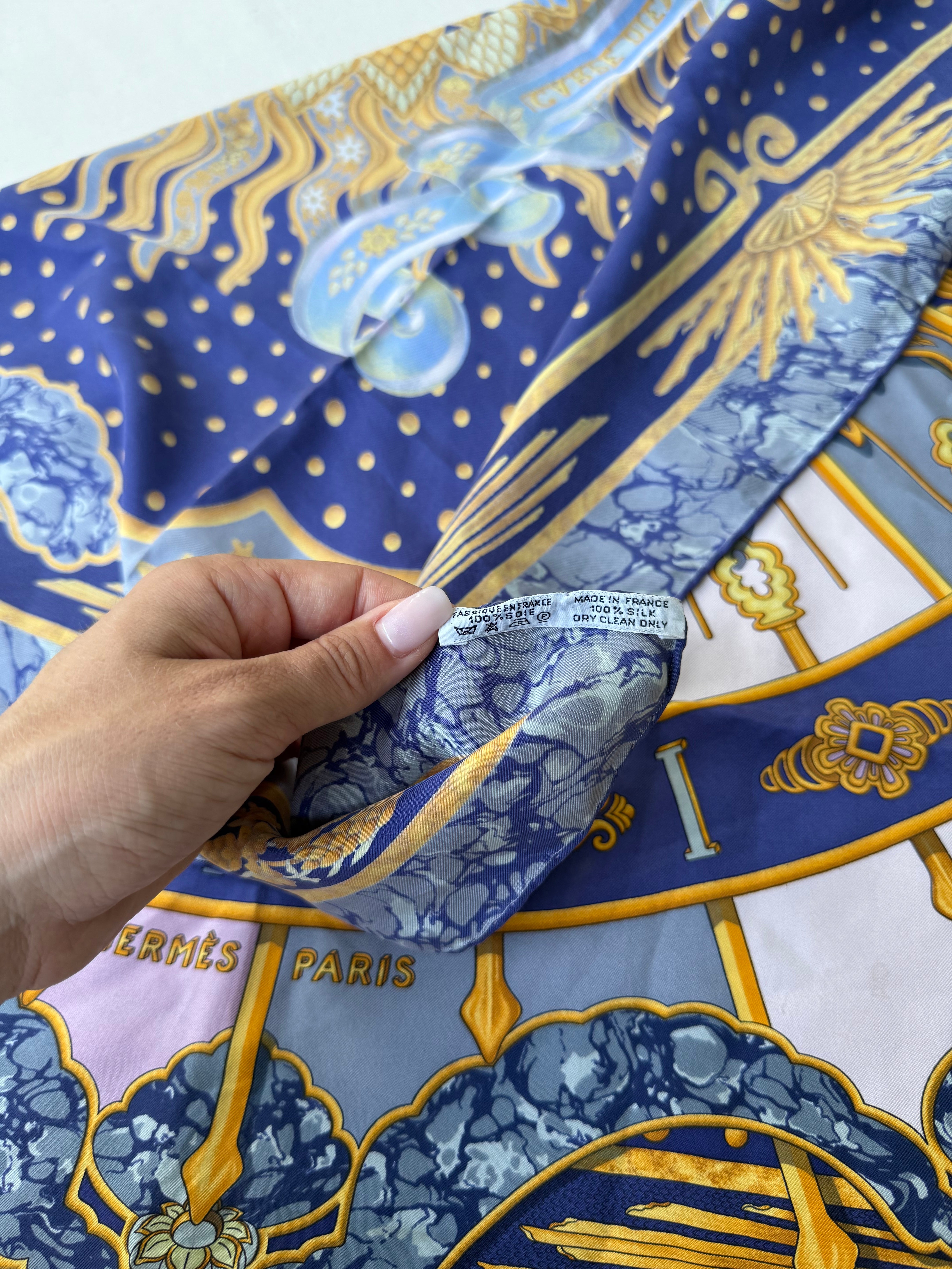 Foulard Hermès – Modèle Carpe Diem