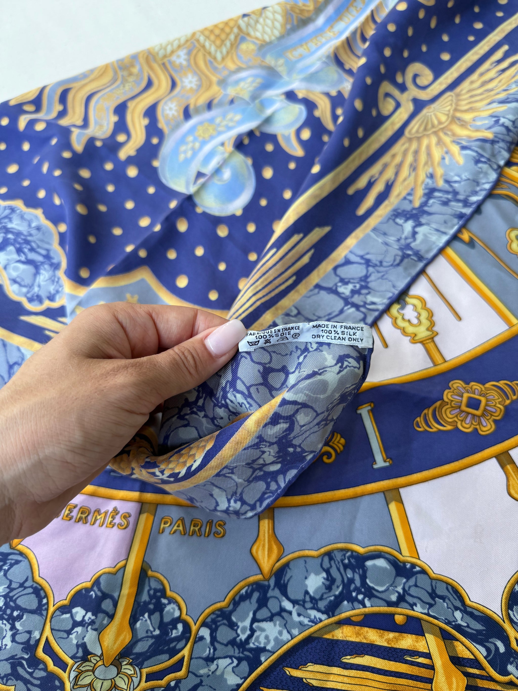 Foulard Hermès – Modèle Carpe Diem