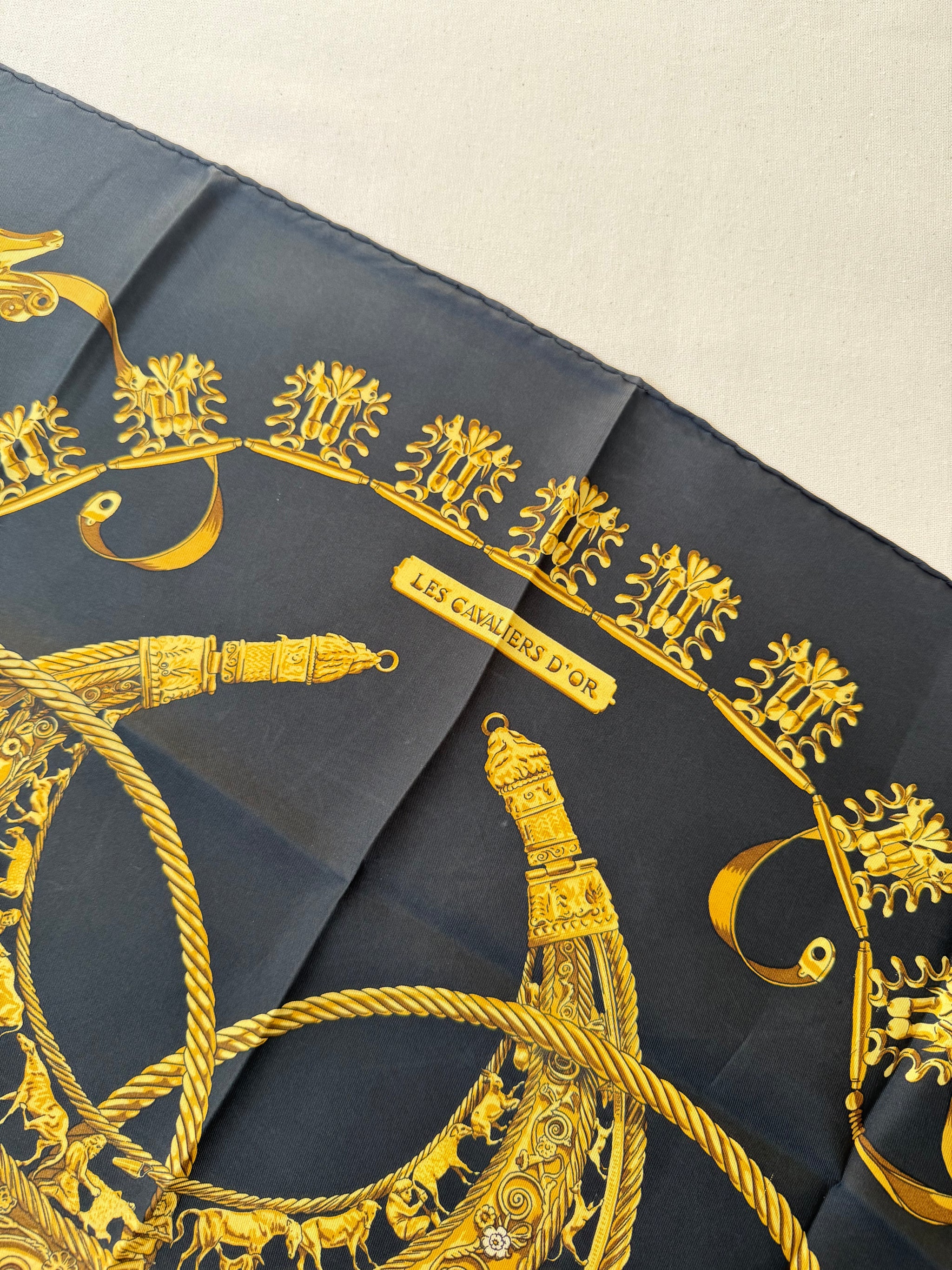 Foulard Hermès – Modèle Les Cavaliers d'Or