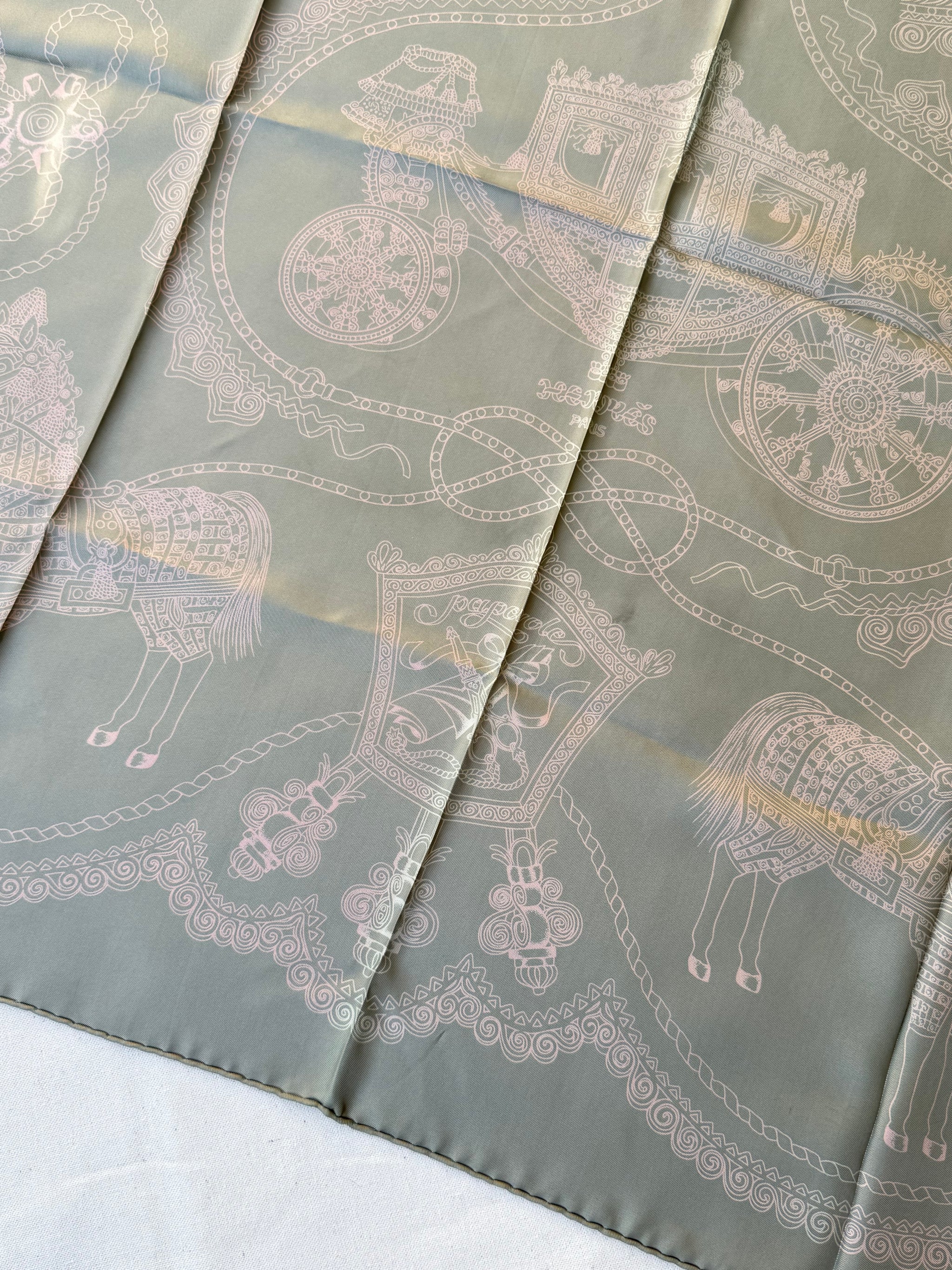 Foulard Hermès – Modèle Paperoles