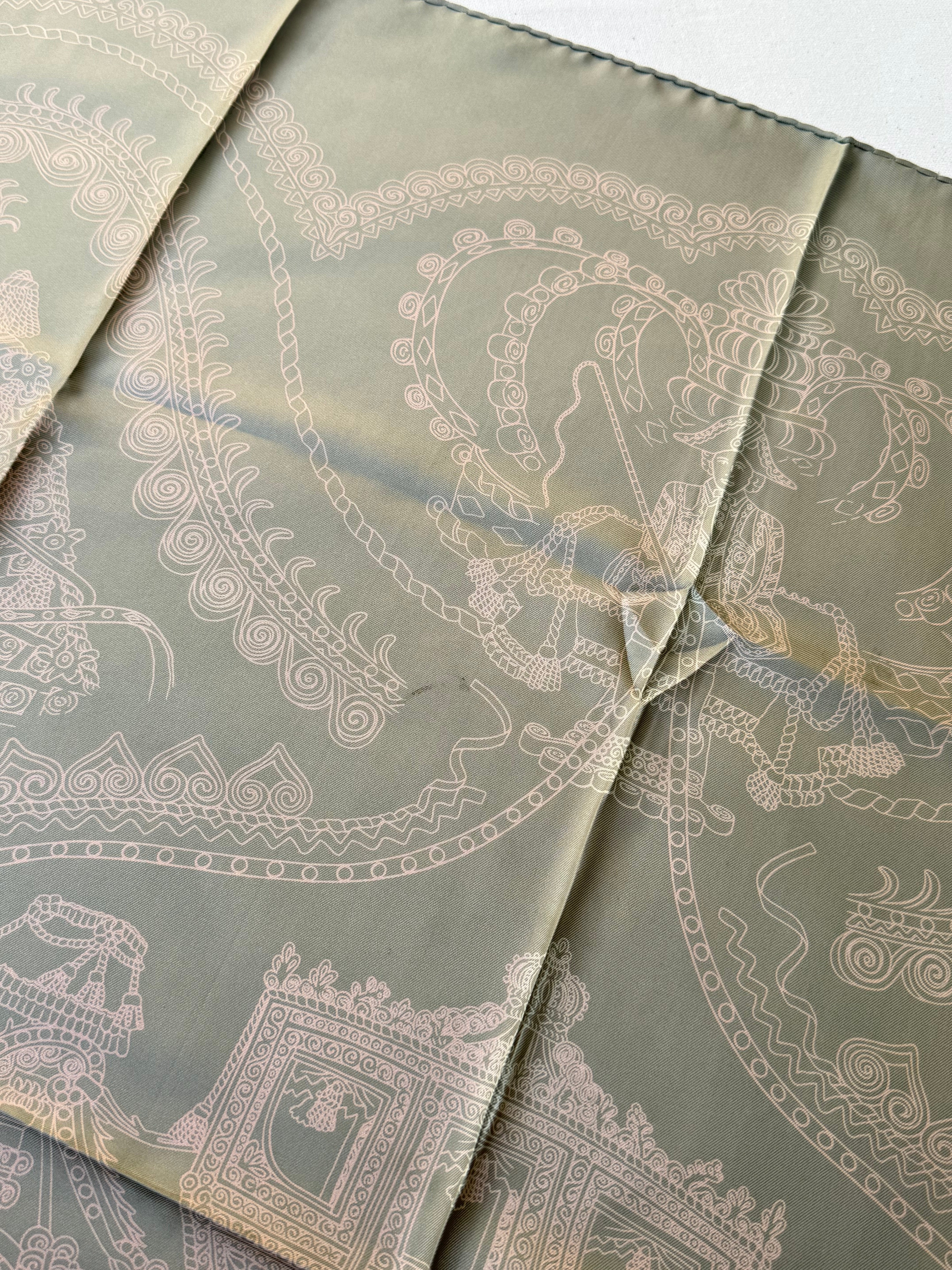 Foulard Hermès – Modèle Paperoles