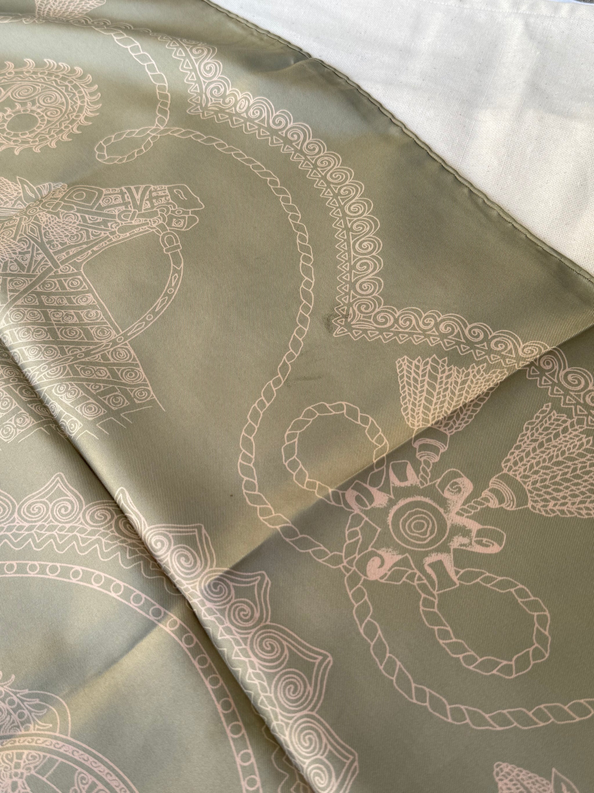 Foulard Hermès – Modèle Paperoles