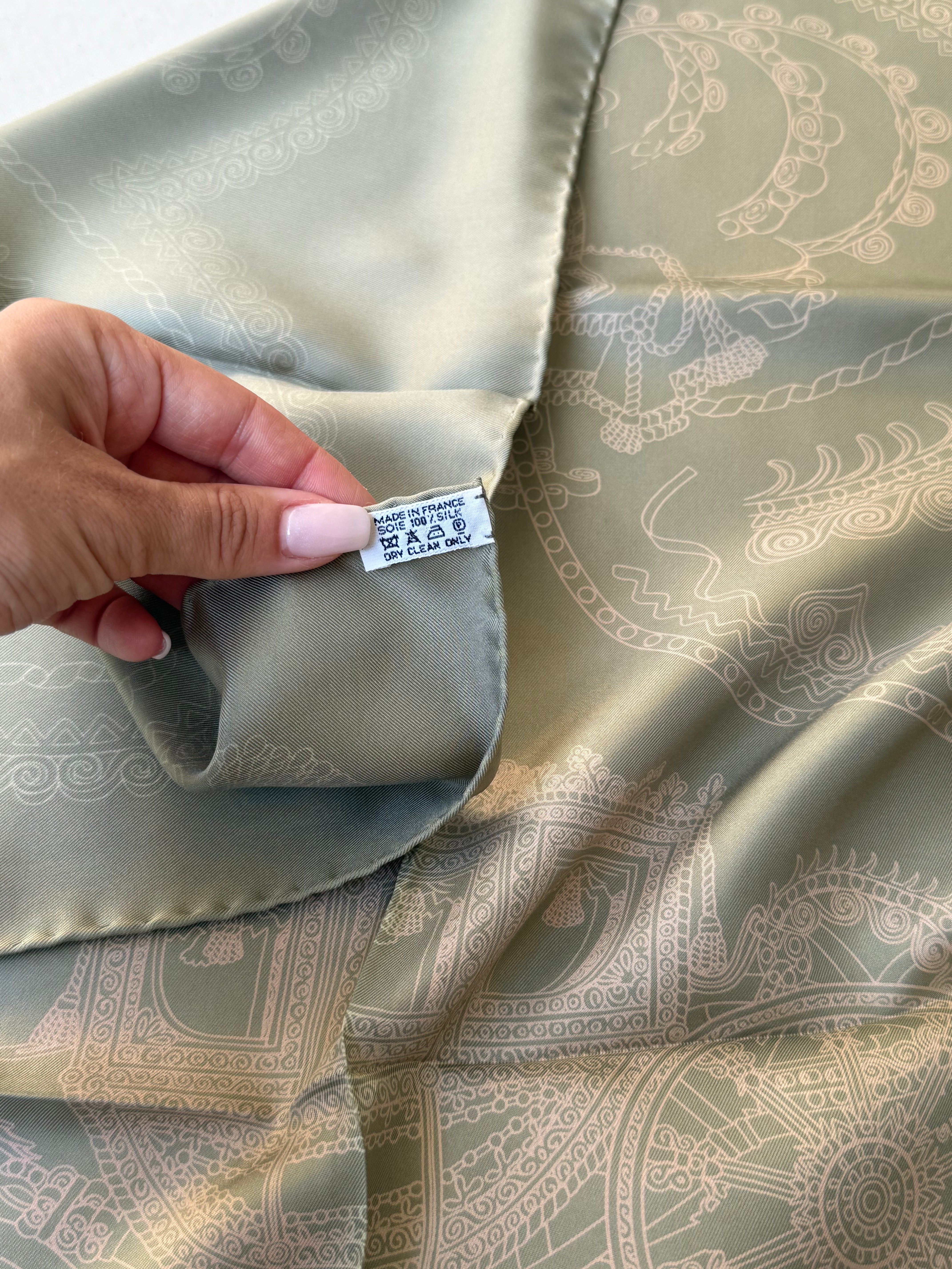 Foulard Hermès – Modèle Paperoles