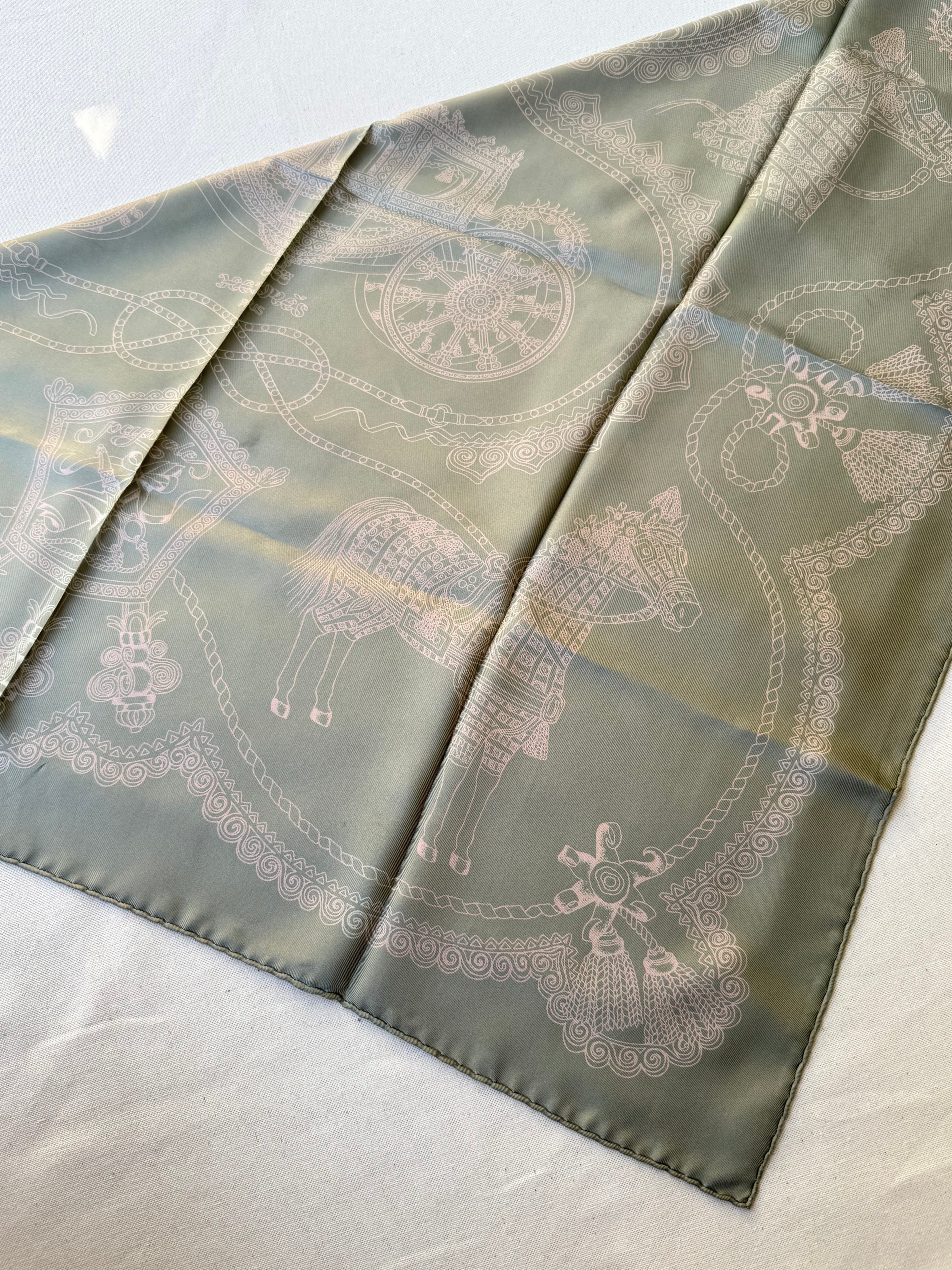 Foulard Hermès – Modèle Paperoles