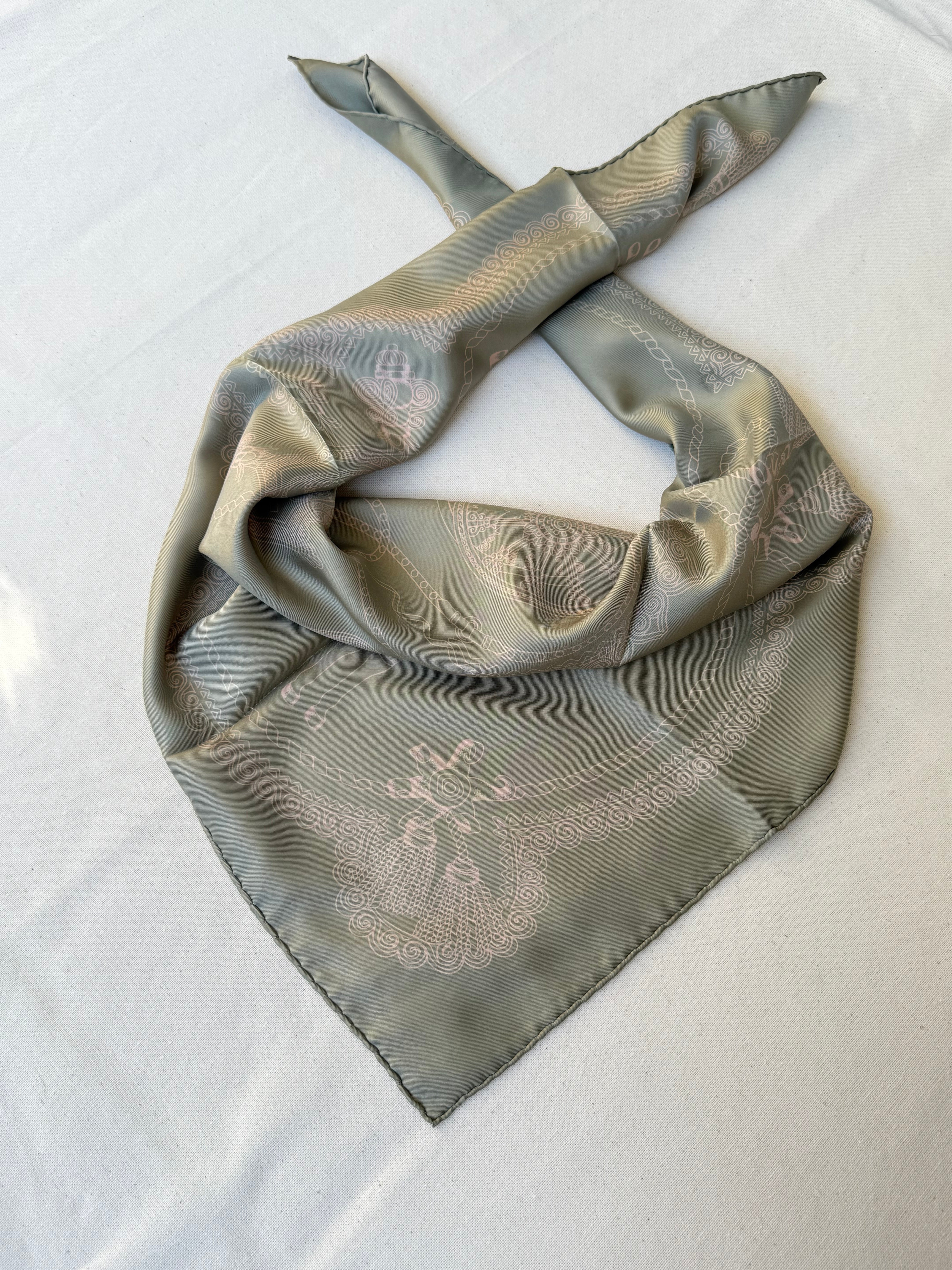 Foulard Hermès – Modèle Paperoles