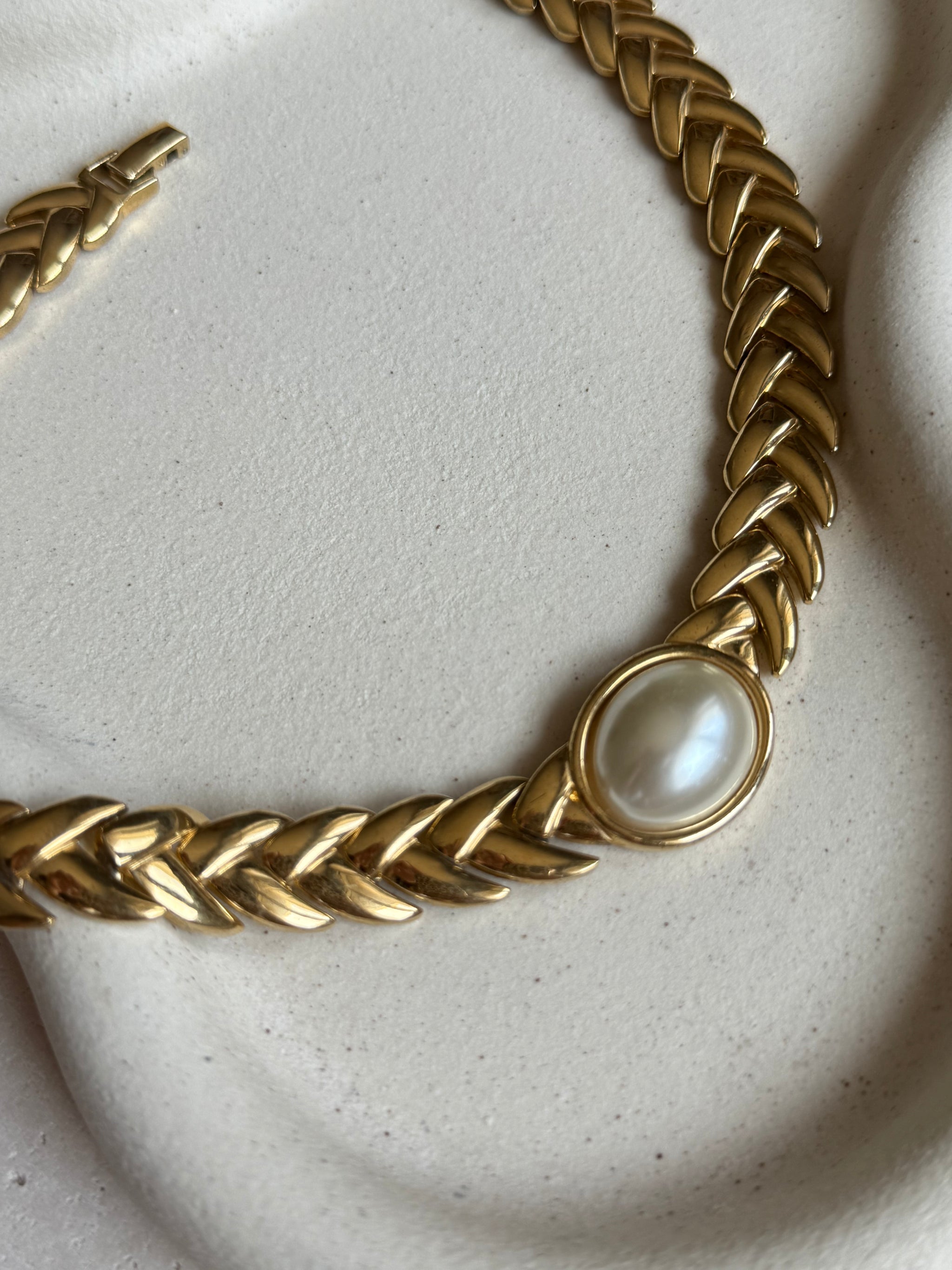 Collier vintage maille épi et perle fantaisie centrale