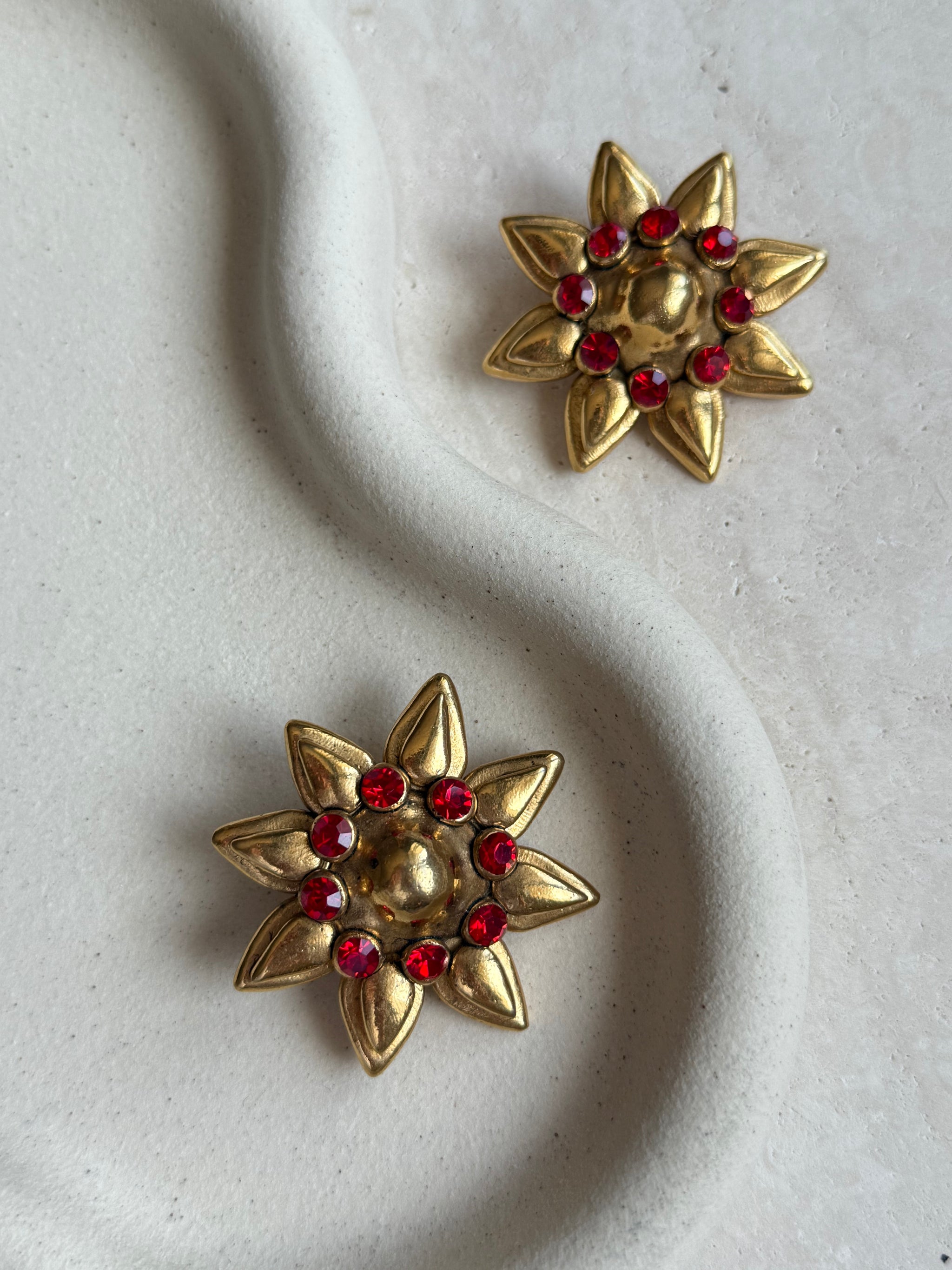 Boucles d’oreilles vintage fleurs strass rouges