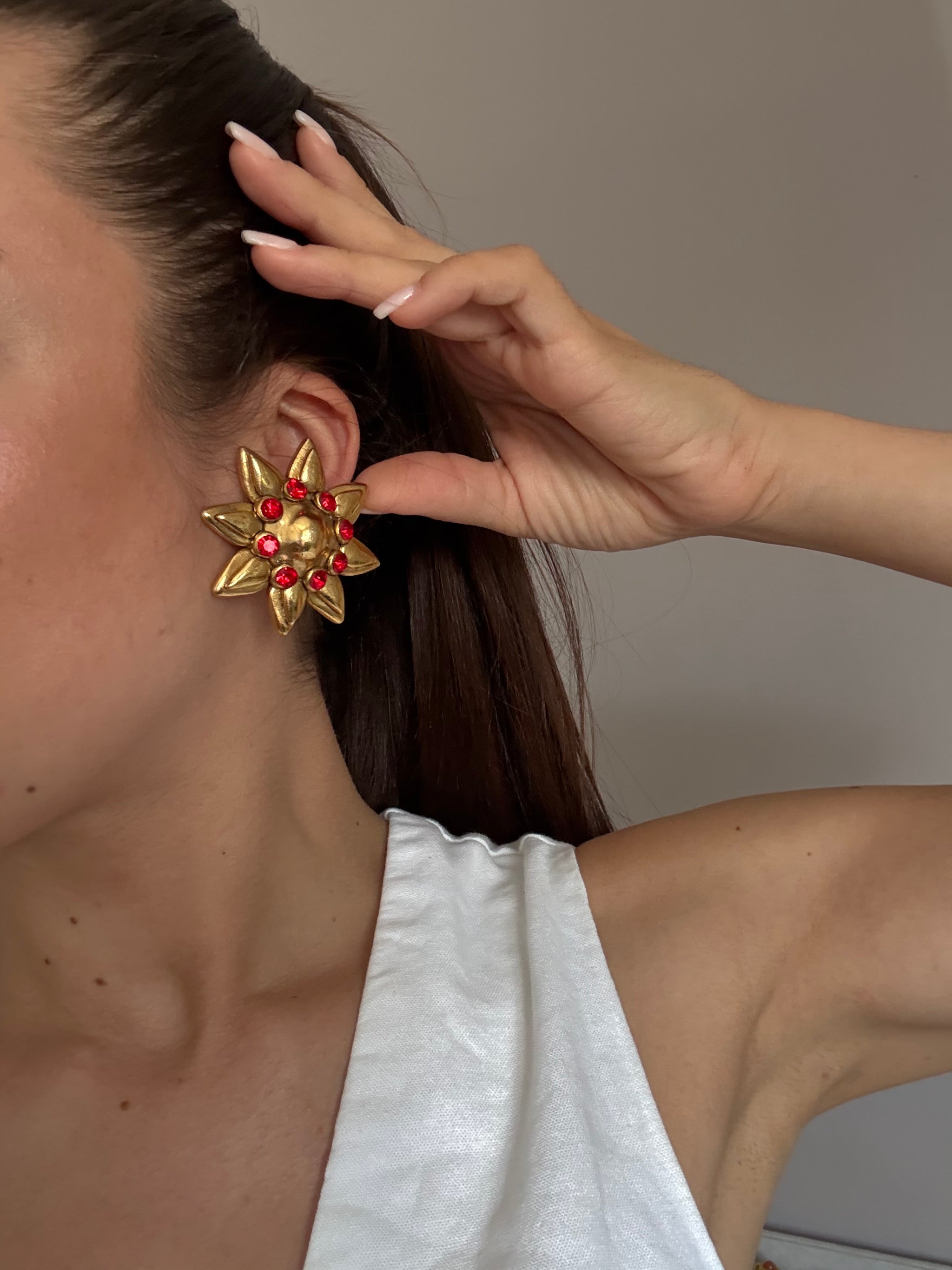 Boucles d’oreilles vintage fleurs strass rouges