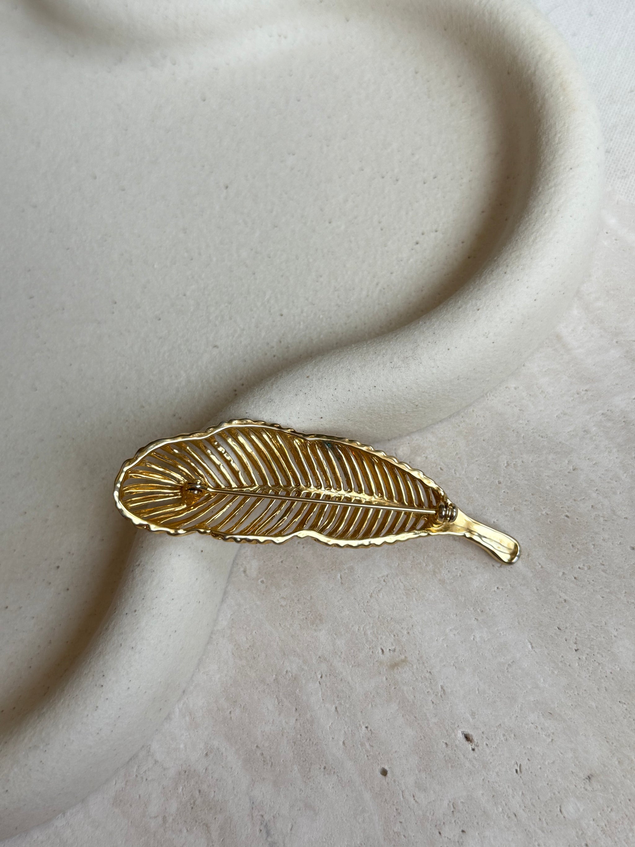Broche plume dorée vintage