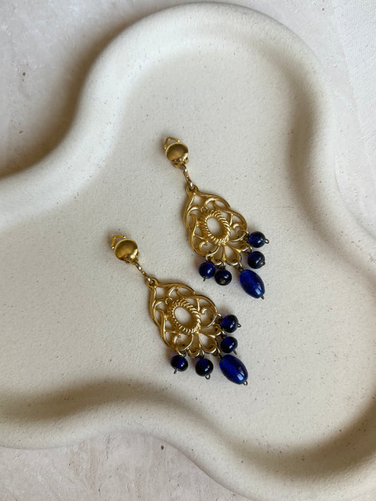 Boucles d’oreilles pendantes vintage - Arabesques et perles bleues