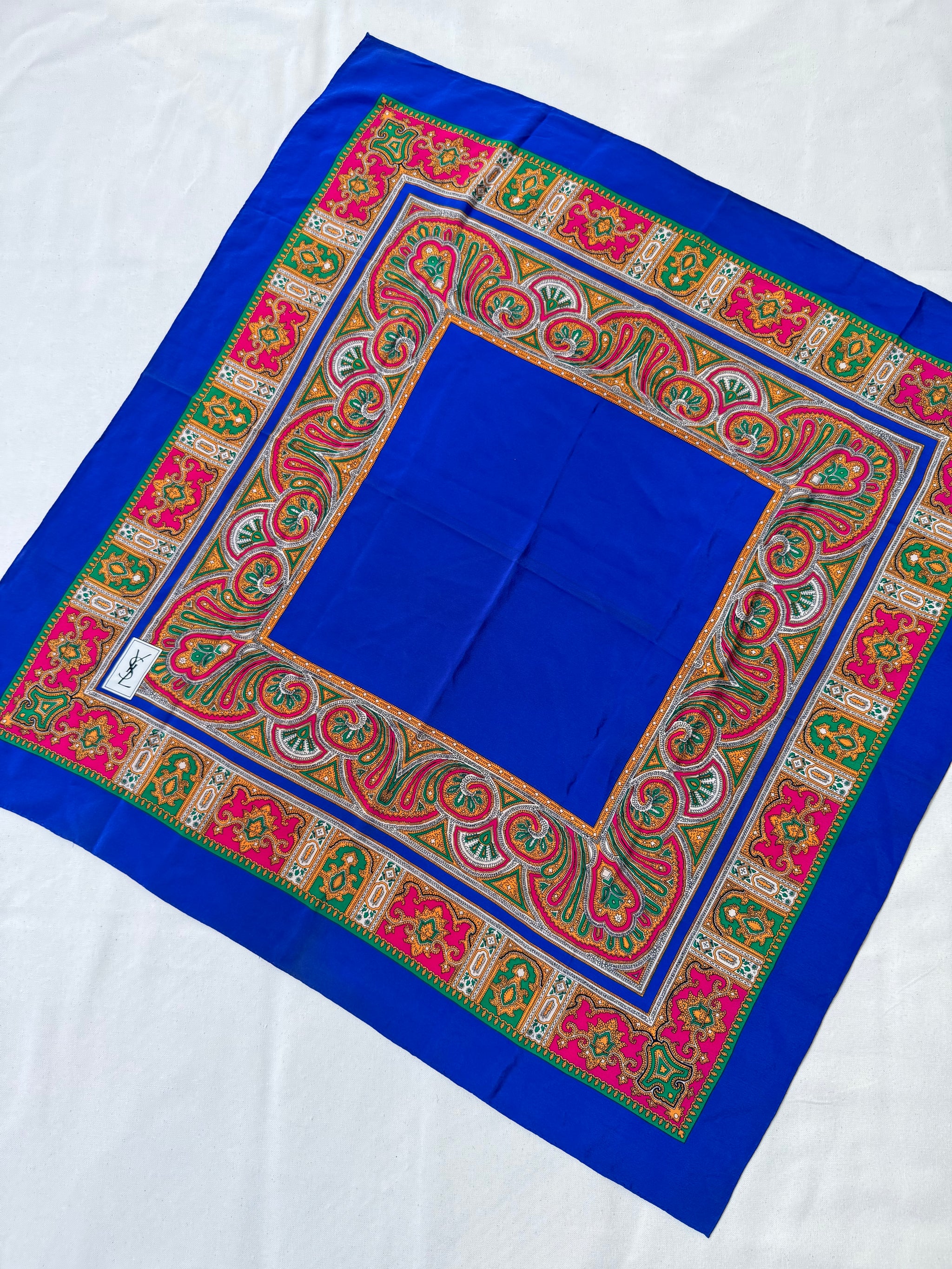 Foulard Yves Saint Laurent – Modèle bleu roi et arabasques colorées