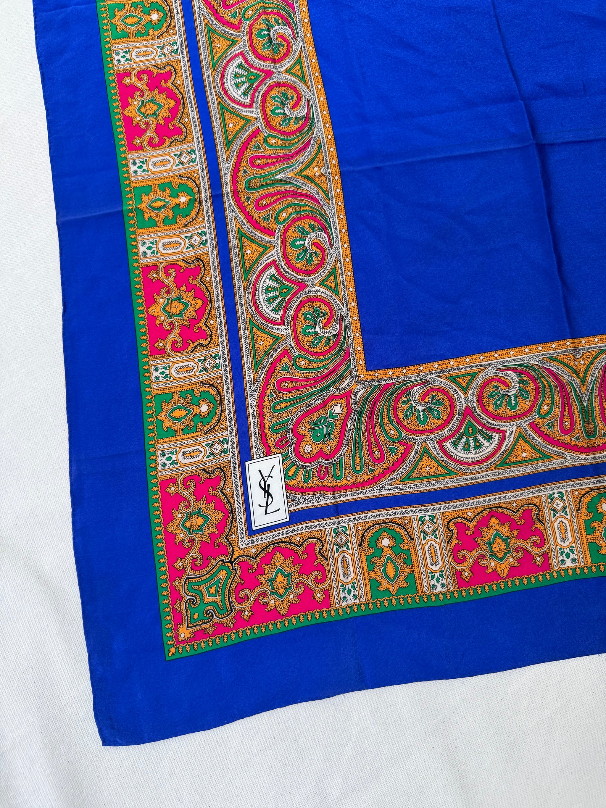 Foulard Yves Saint Laurent – Modèle bleu roi et arabasques colorées