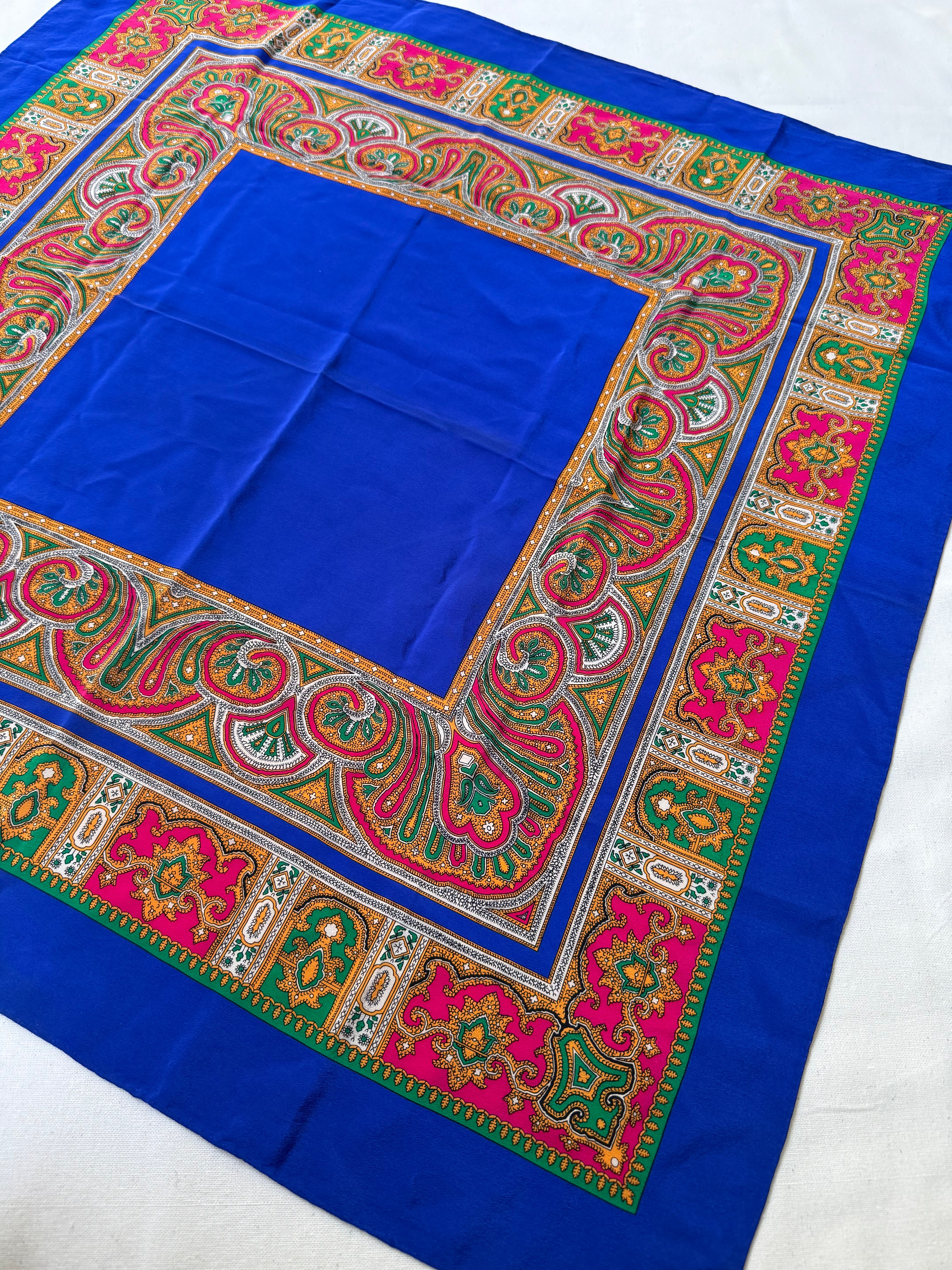 Foulard Yves Saint Laurent – Modèle bleu roi et arabasques colorées