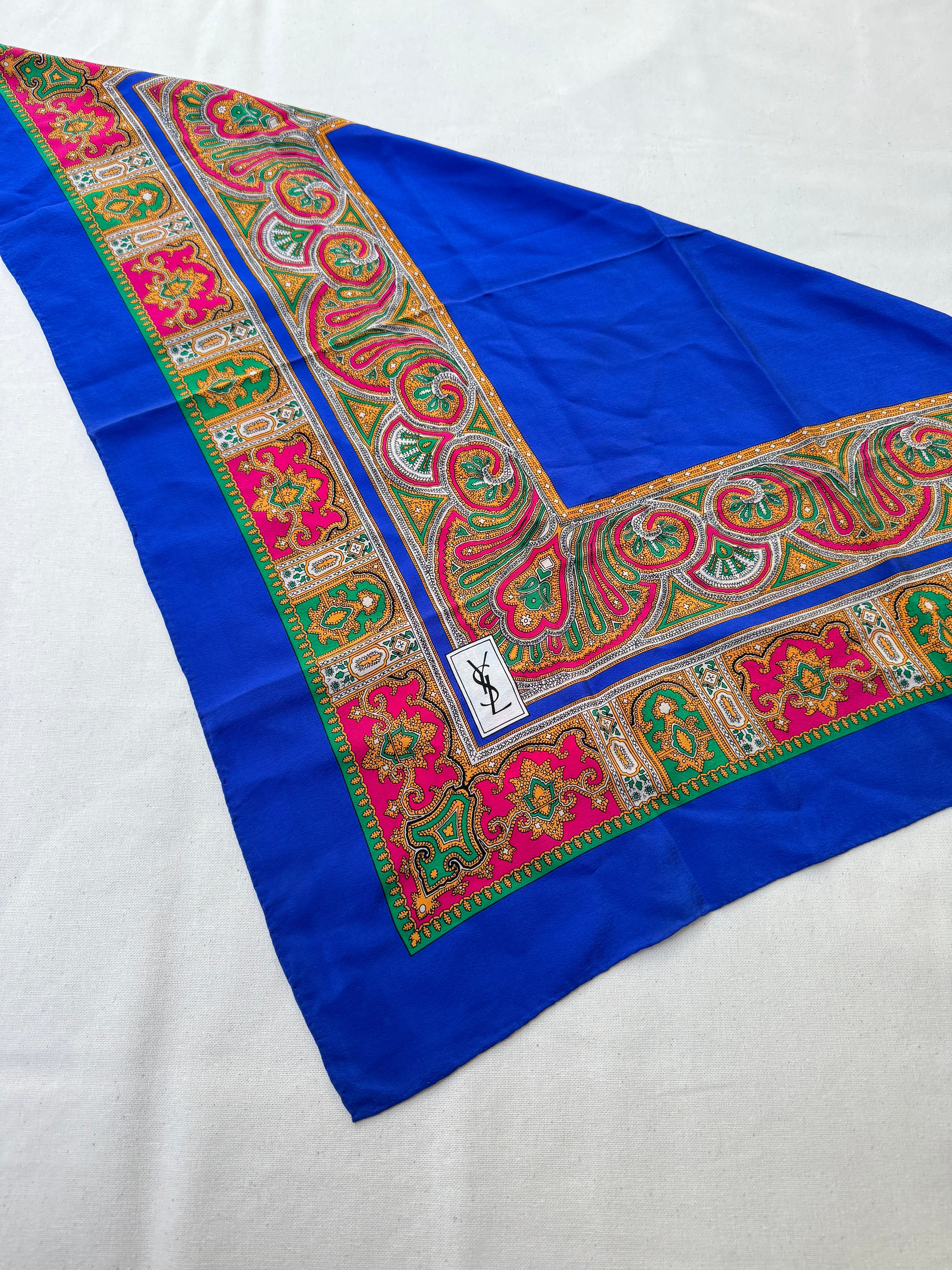 Foulard Yves Saint Laurent – Modèle bleu roi et arabasques colorées