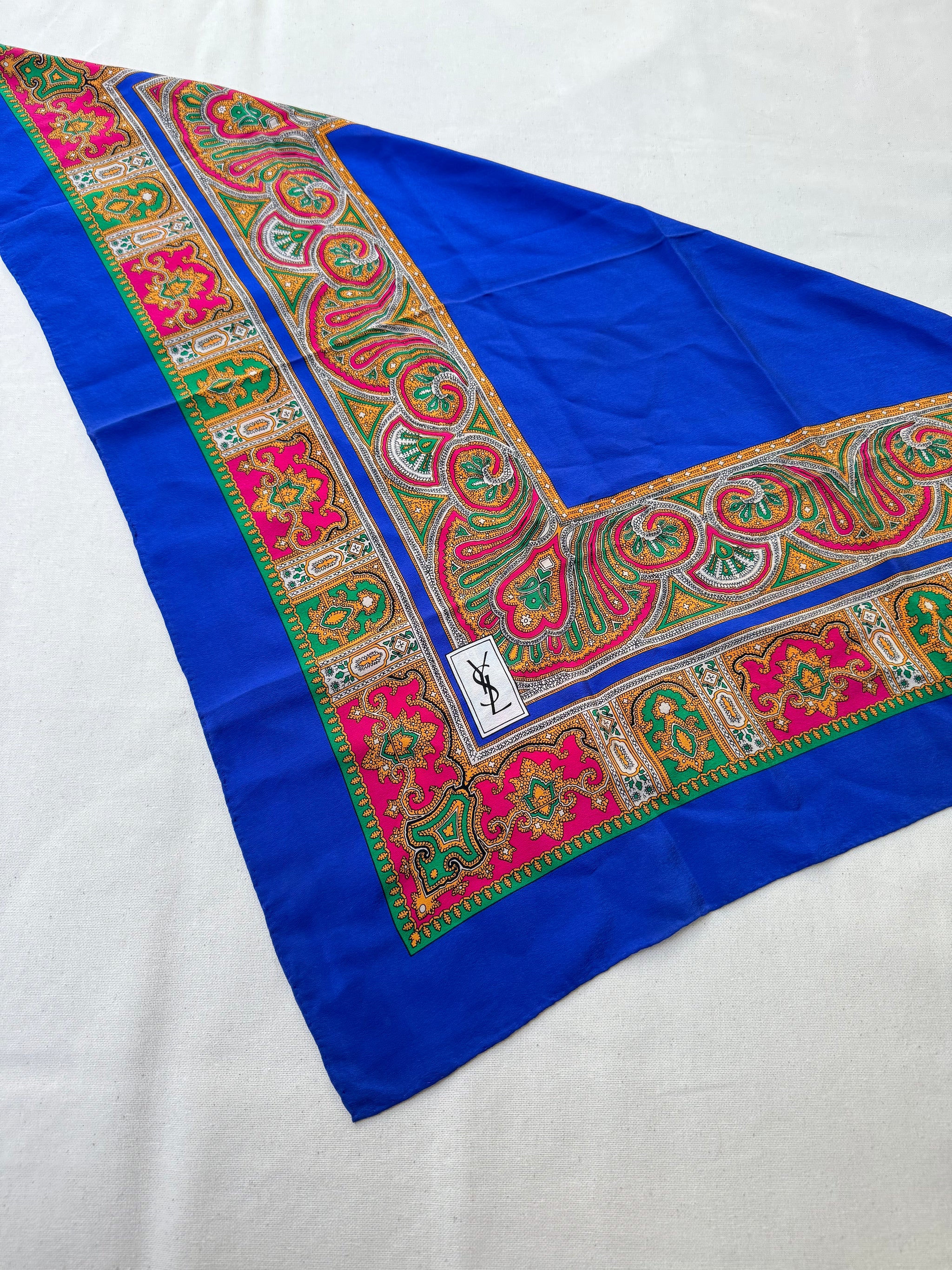 Foulard Yves Saint Laurent – Modèle bleu roi et arabasques colorées