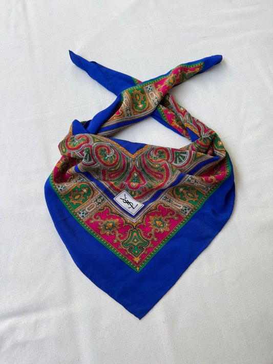 Foulard Yves Saint Laurent – Modèle bleu roi et arabasques colorées