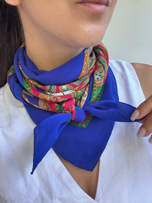 Foulard Yves Saint Laurent – Modèle bleu roi et arabasques colorées