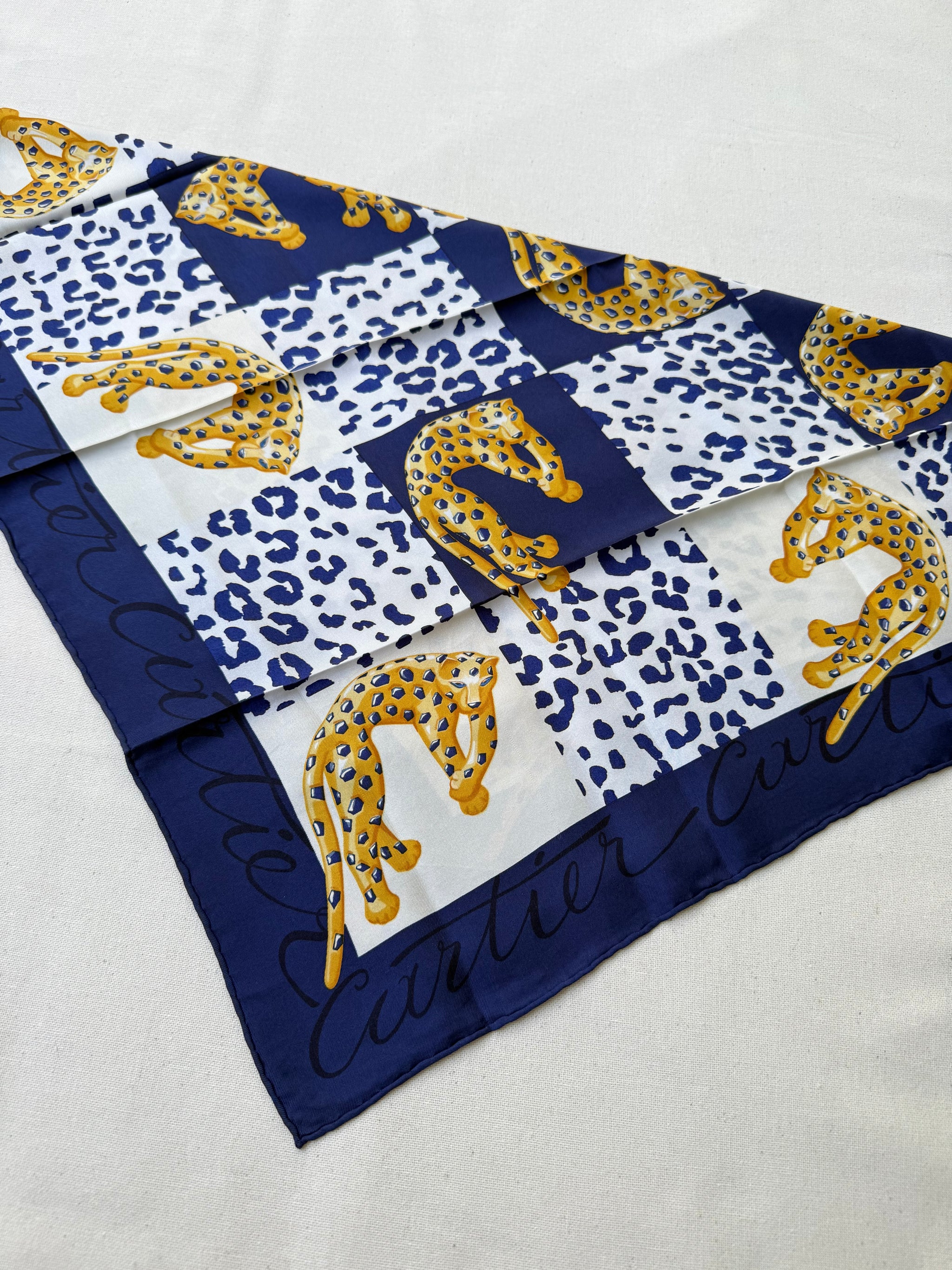 Foulard Cartier – Modèle bleu marine et panthères