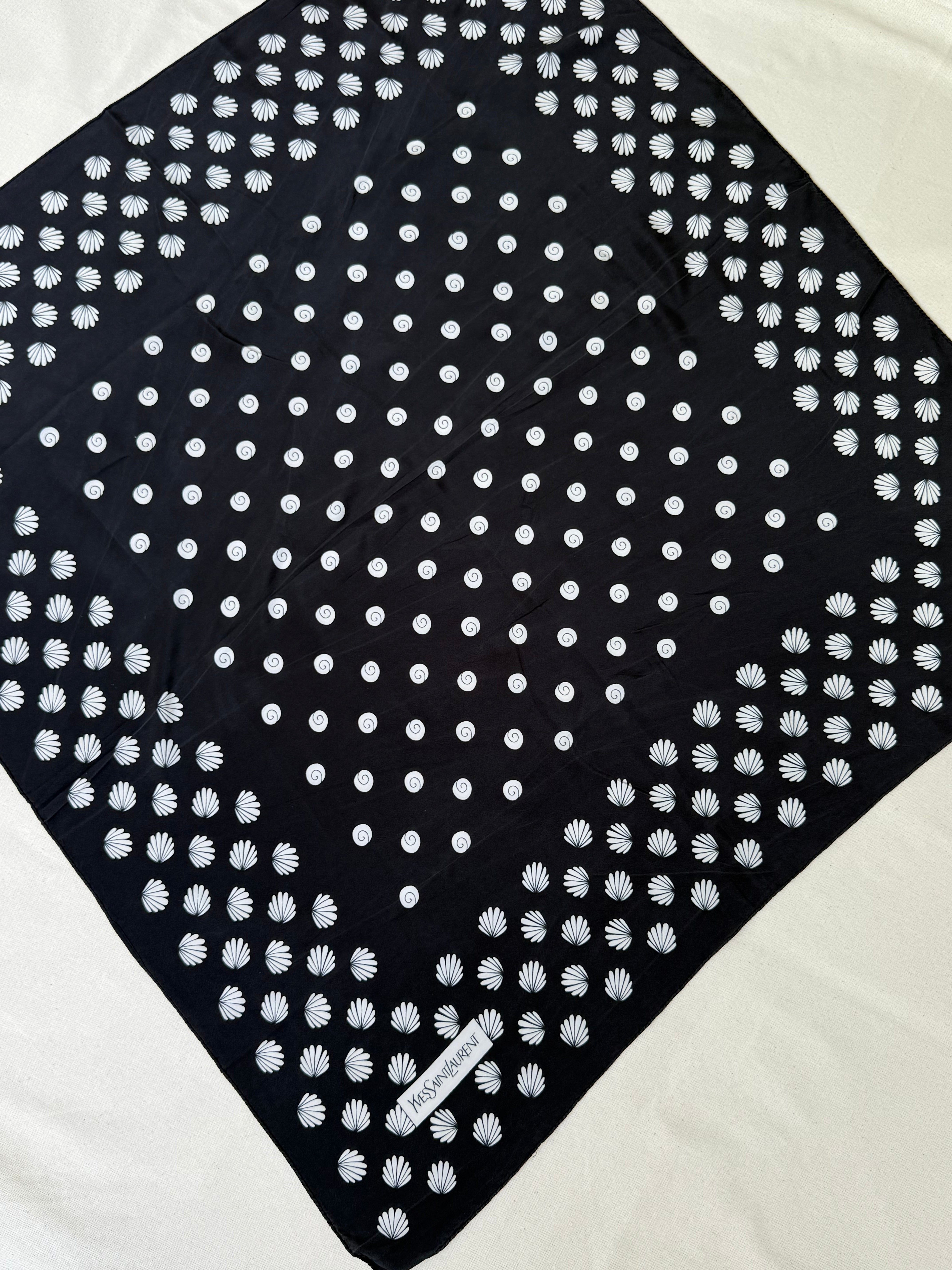 Foulard Yves Saint Laurent – Modèle noir, pois et coquillages blancs