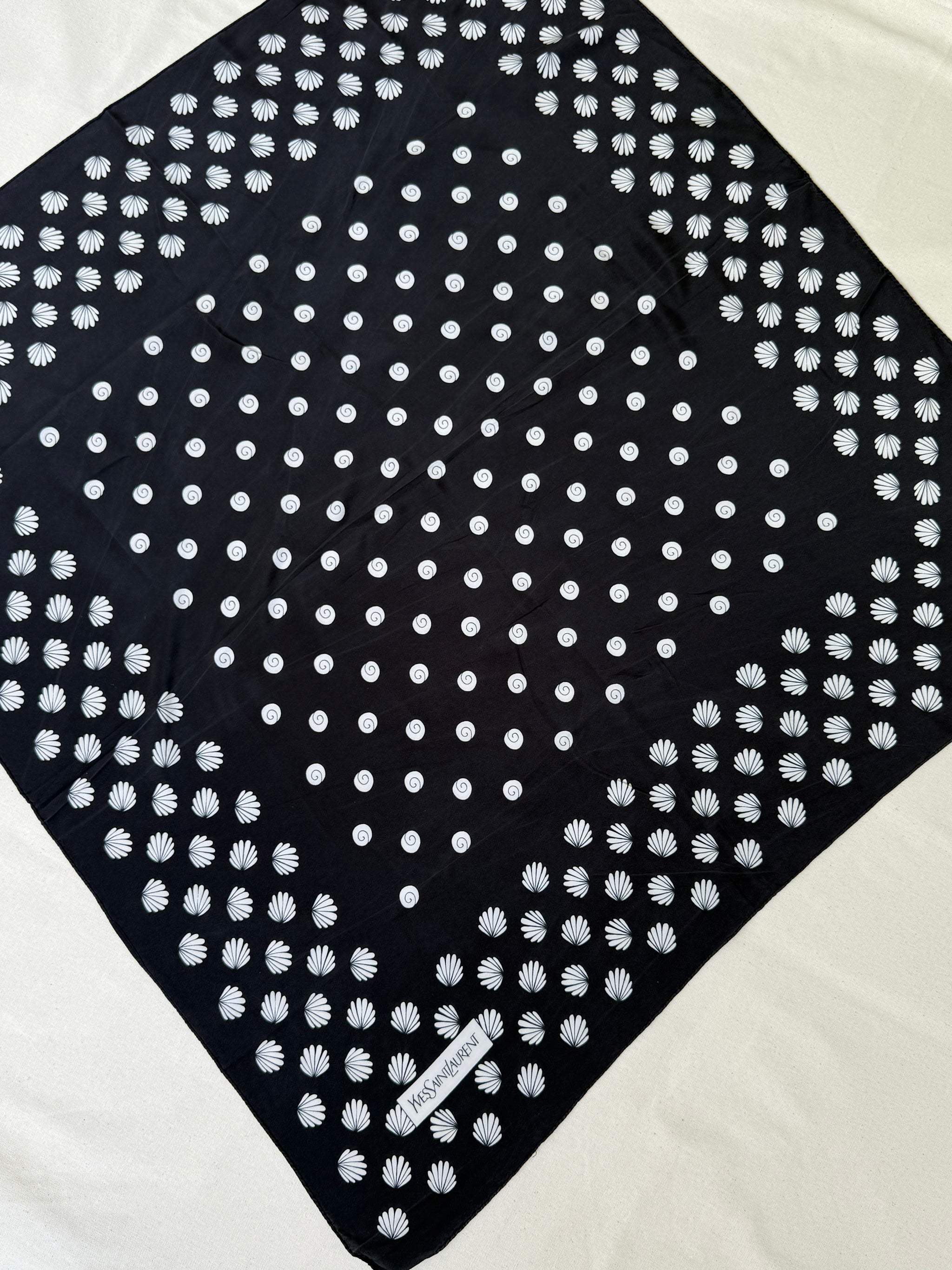 Foulard Yves Saint Laurent – Modèle noir, pois et coquillages blancs