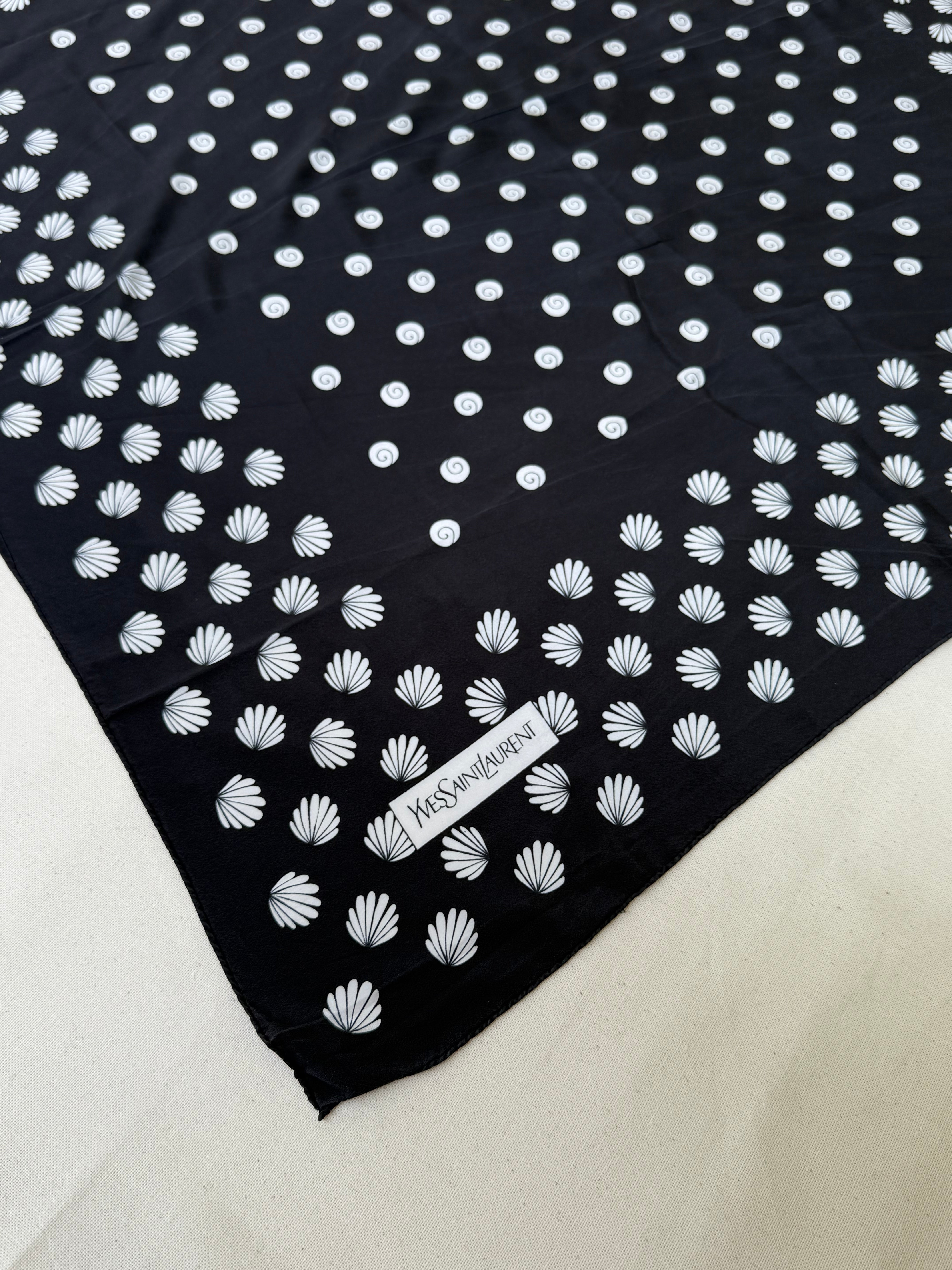 Foulard Yves Saint Laurent – Modèle noir, pois et coquillages blancs