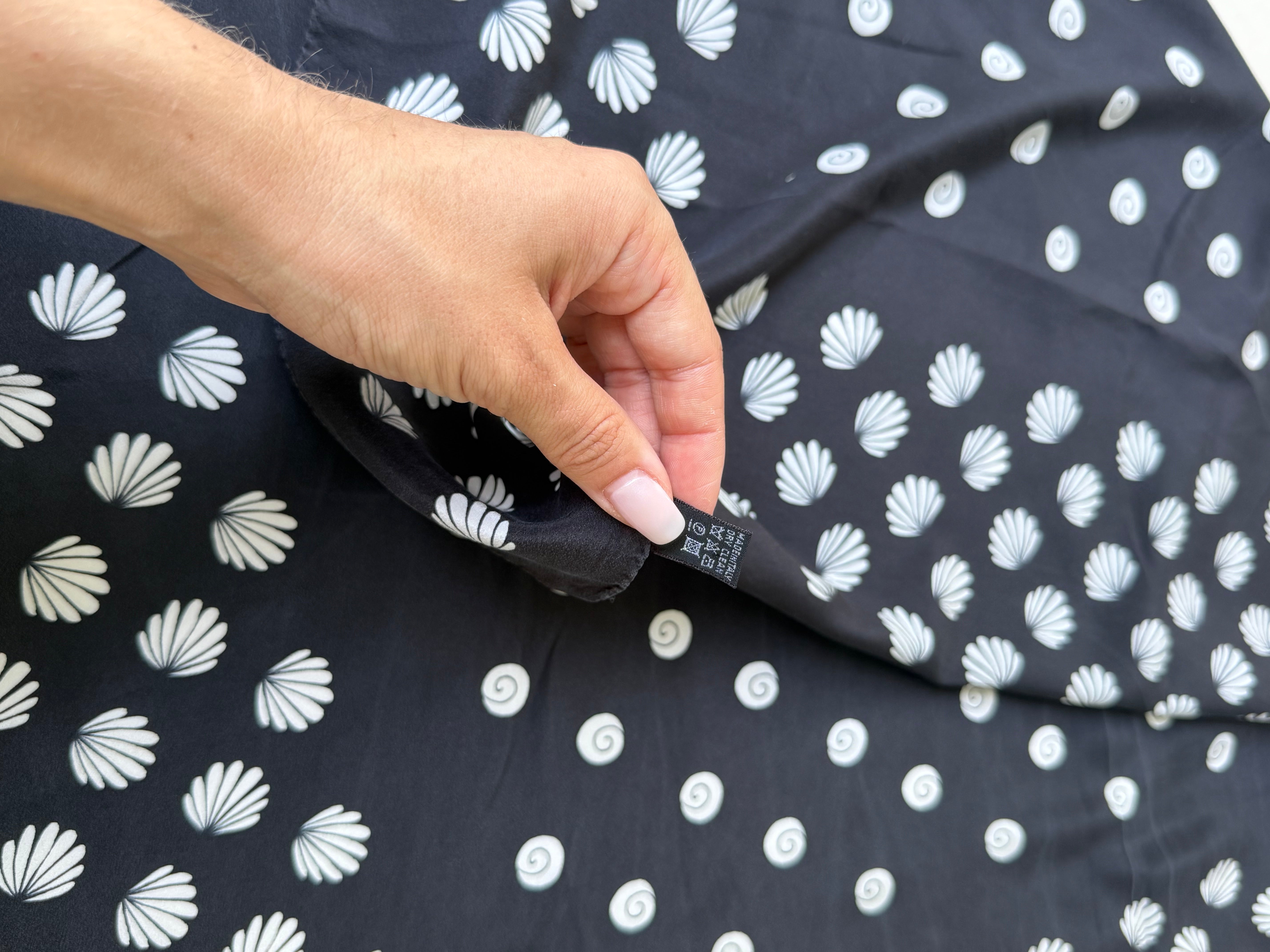 Foulard Yves Saint Laurent – Modèle noir, pois et coquillages blancs