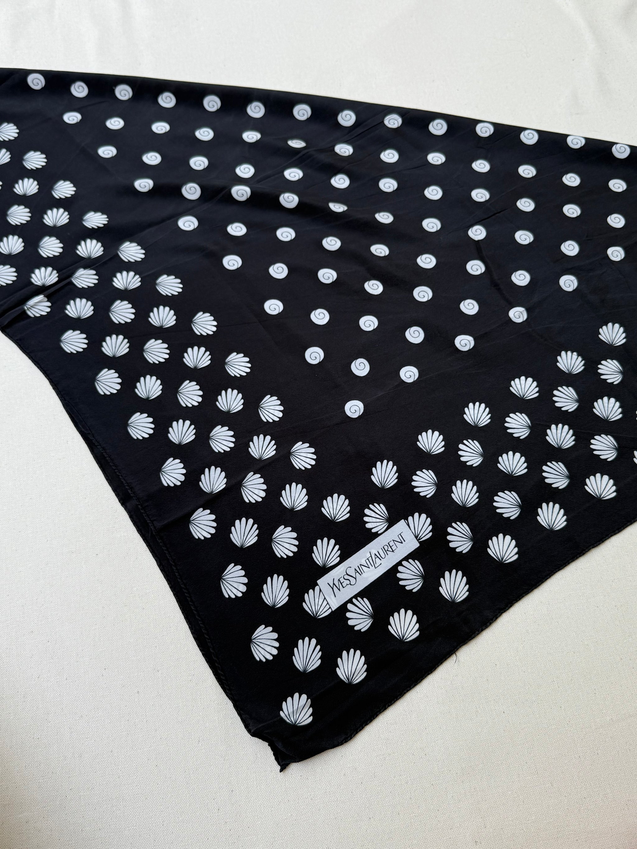 Foulard Yves Saint Laurent – Modèle noir, pois et coquillages blancs