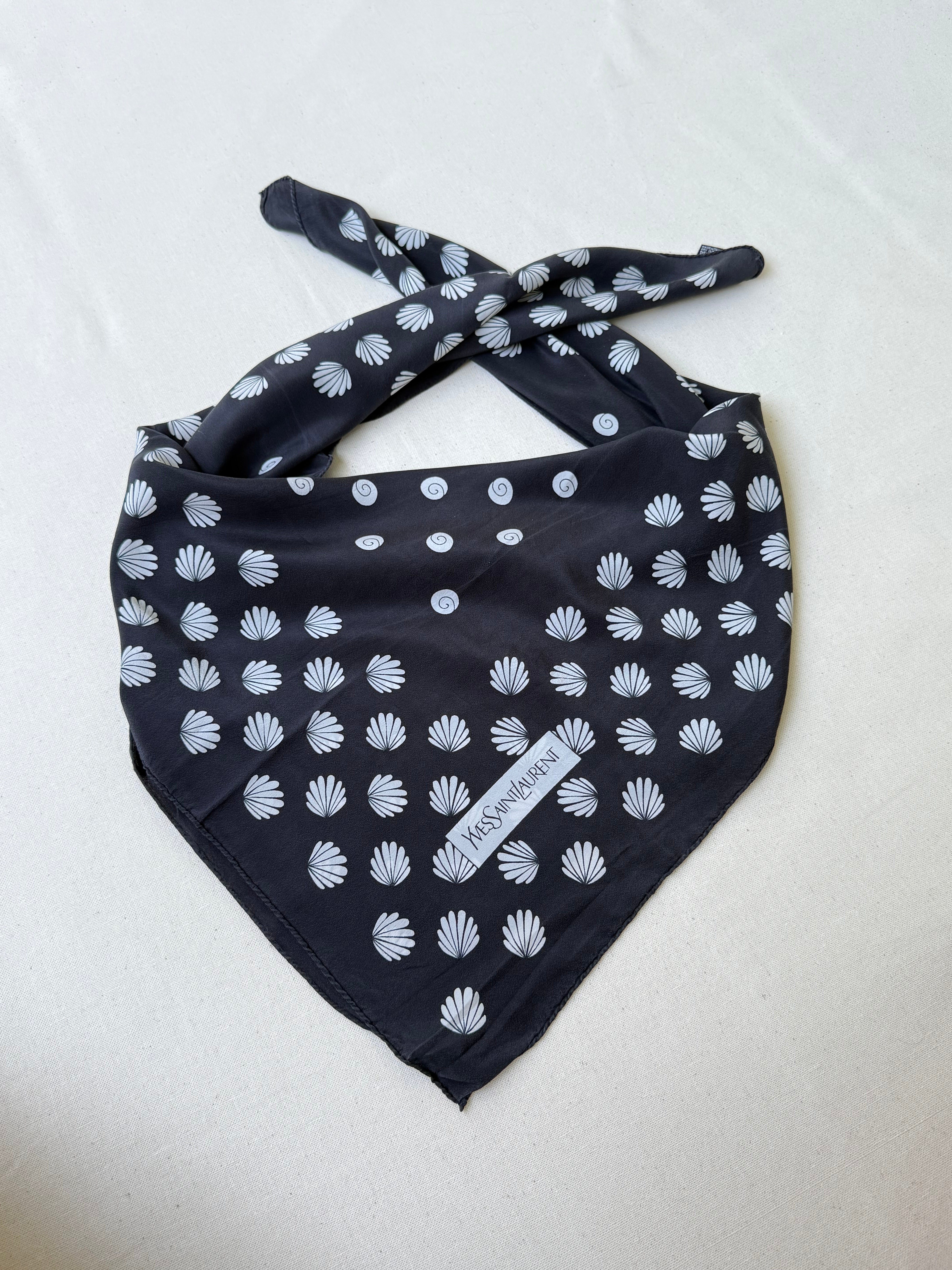 Foulard Yves Saint Laurent – Modèle noir, pois et coquillages blancs