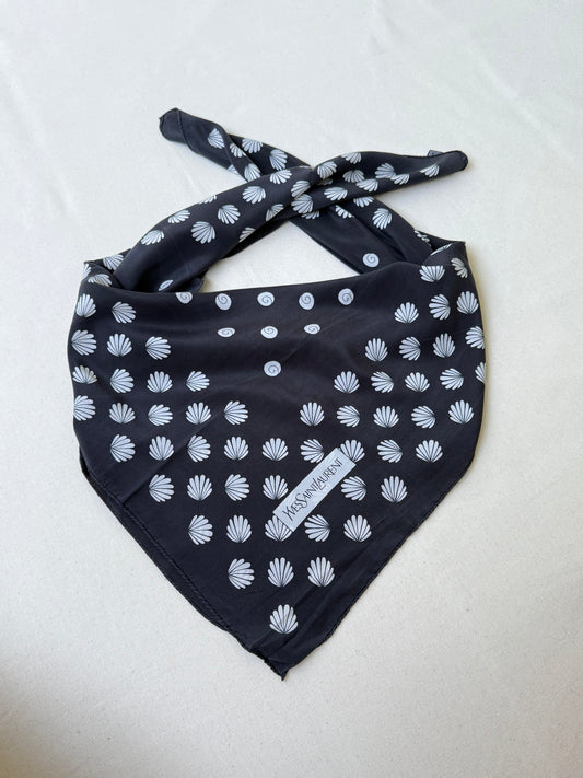 Foulard Yves Saint Laurent – Modèle noir, pois et coquillages blancs