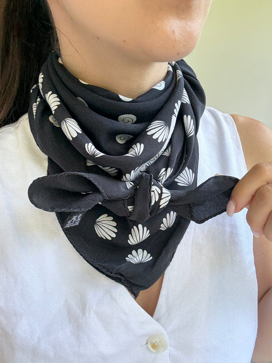 Foulard Yves Saint Laurent – Modèle noir, pois et coquillages blancs