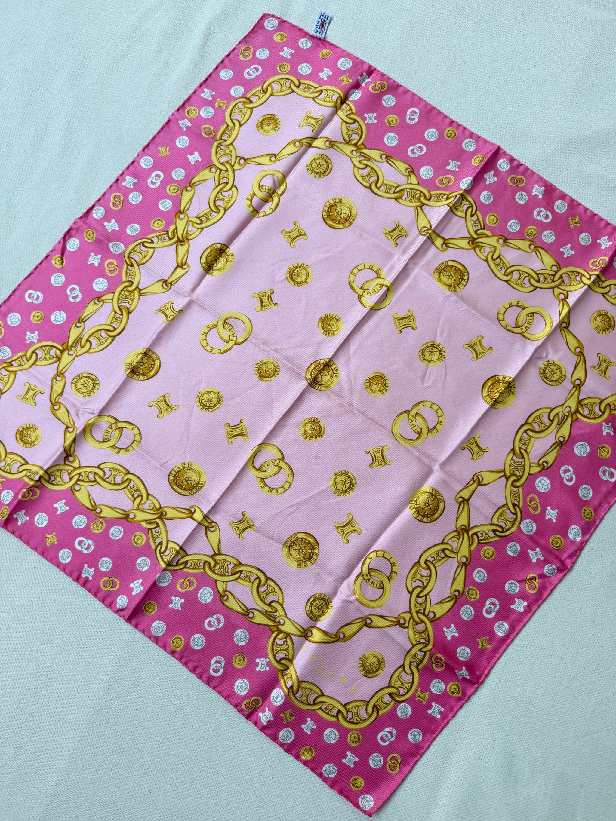 Foulard Céline – Modèle rose et triomphe