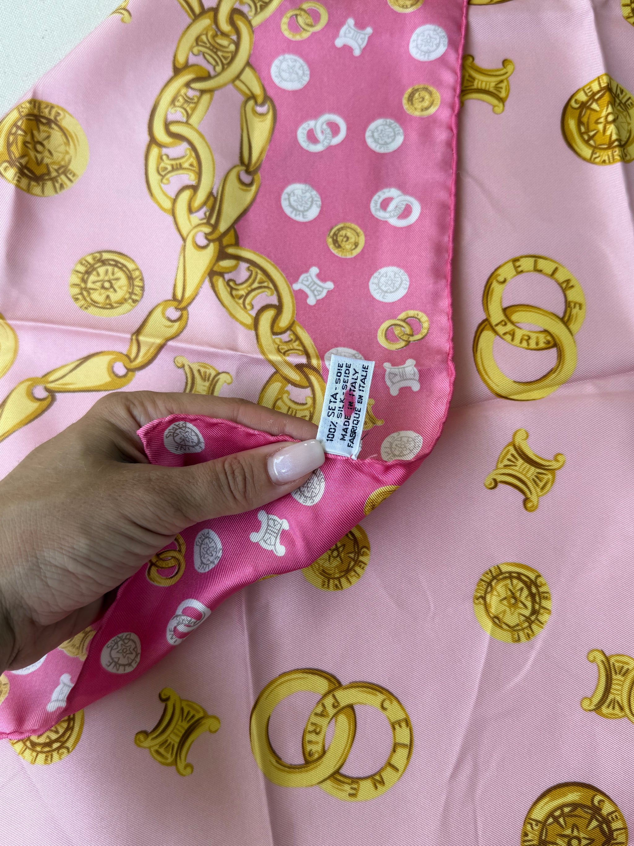 Foulard Céline – Modèle rose et triomphe
