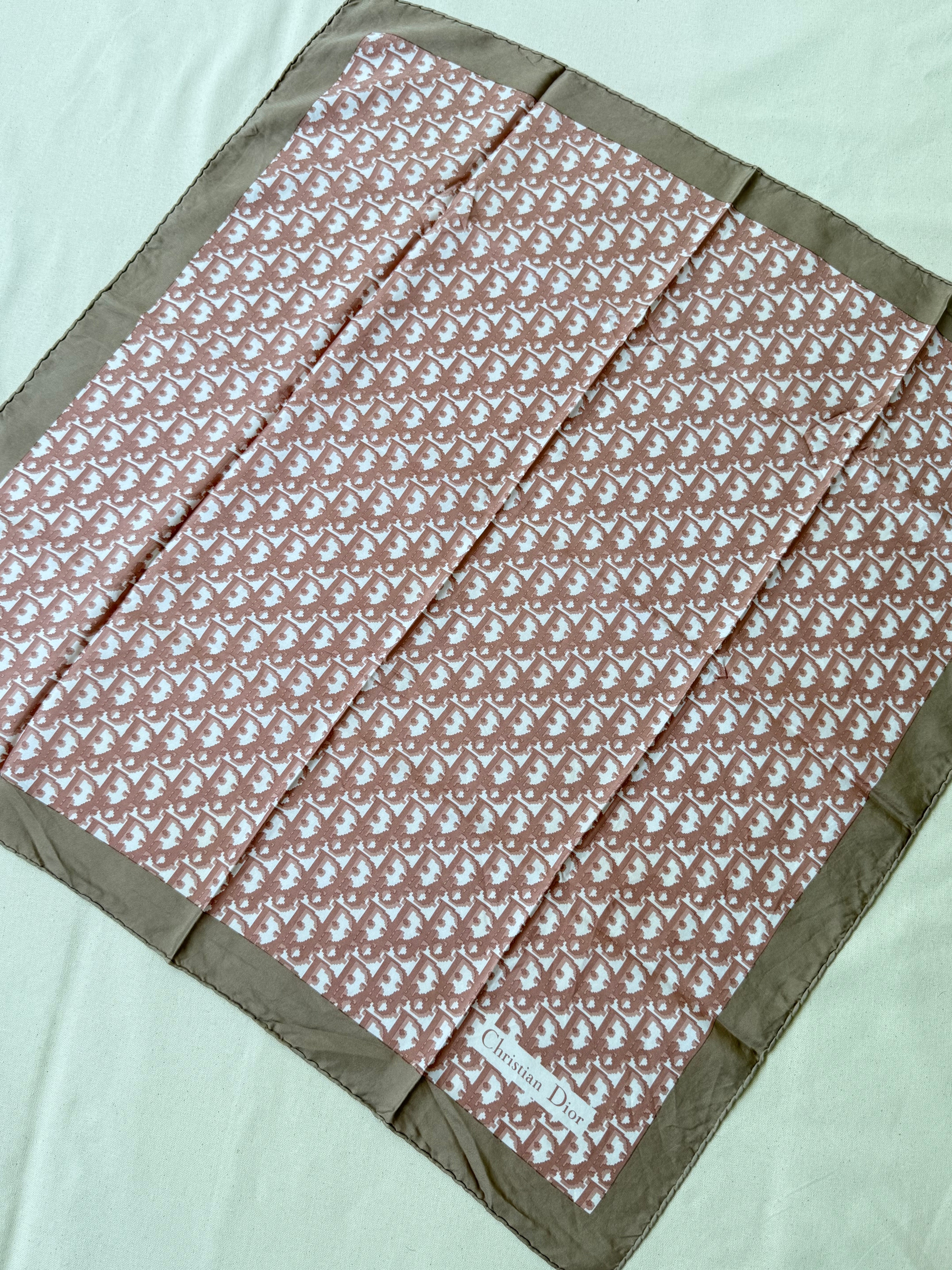 Foulard Christian Dior – Modèle monogramme rose